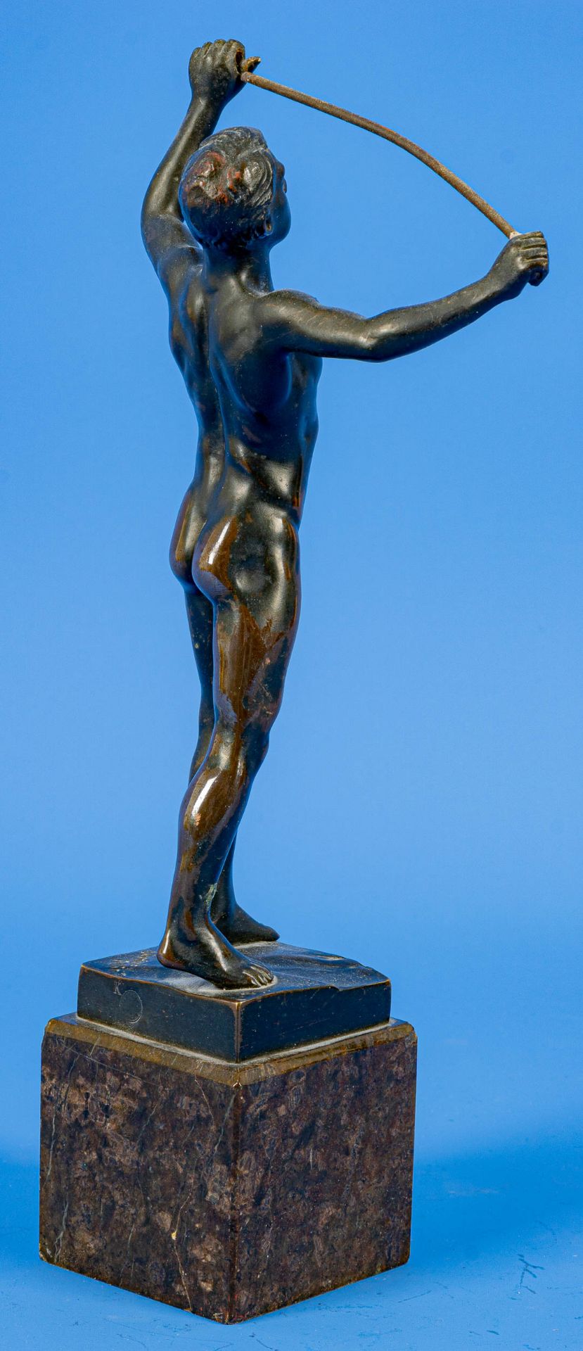 "Stehender Fechter", bräunlich patinierte Kleinbronze, auf dem Sockel signiert: "Schmid = Felling" - Image 3 of 11