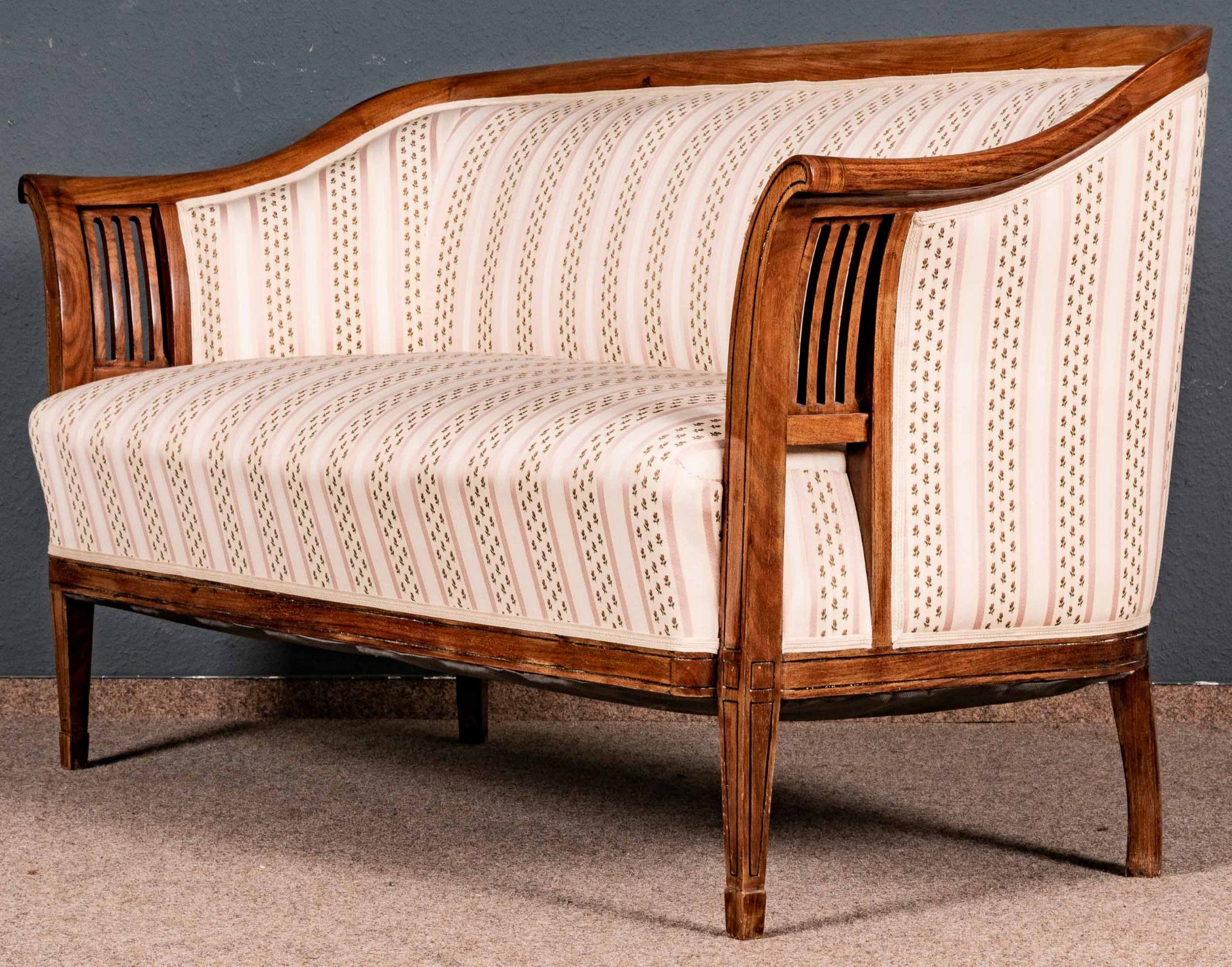 Antikes Polstersofa, Jugendstil um 1910/20, gepflegter Erhalt, elegant geschwungen, an den Armlehne