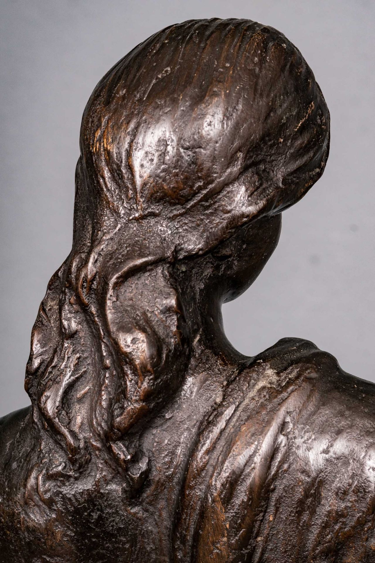"Stehende junge Dame", schwarzbraun patinierter Bronzeguss, auf grauweiß geadertem, schwarzem Marmo - Image 11 of 17