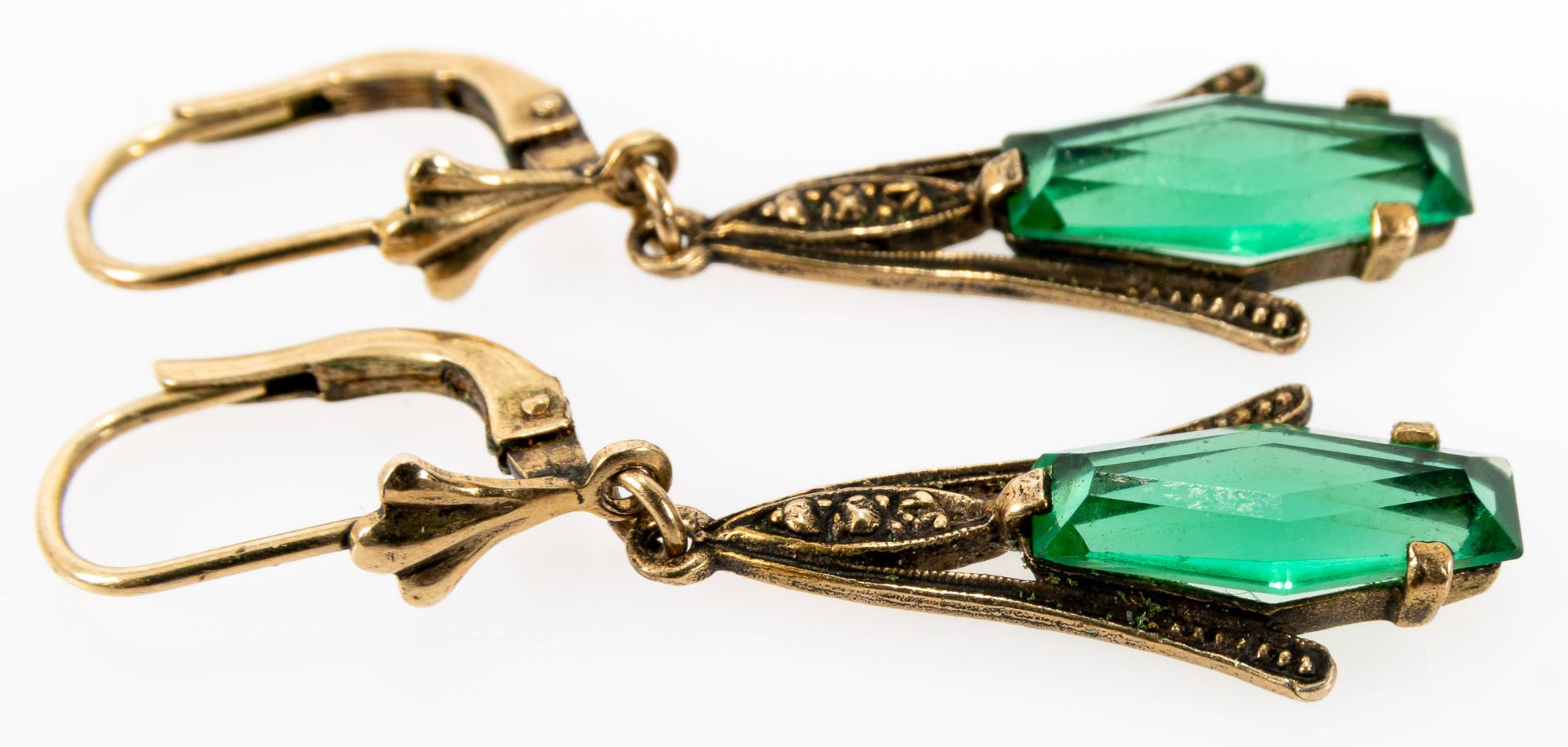 Paar Ohrgehänge, vergoldete Silberfassung mit beweglichem Tropfenanhänger, dieser mit grünlichem Fa - Bild 4 aus 5