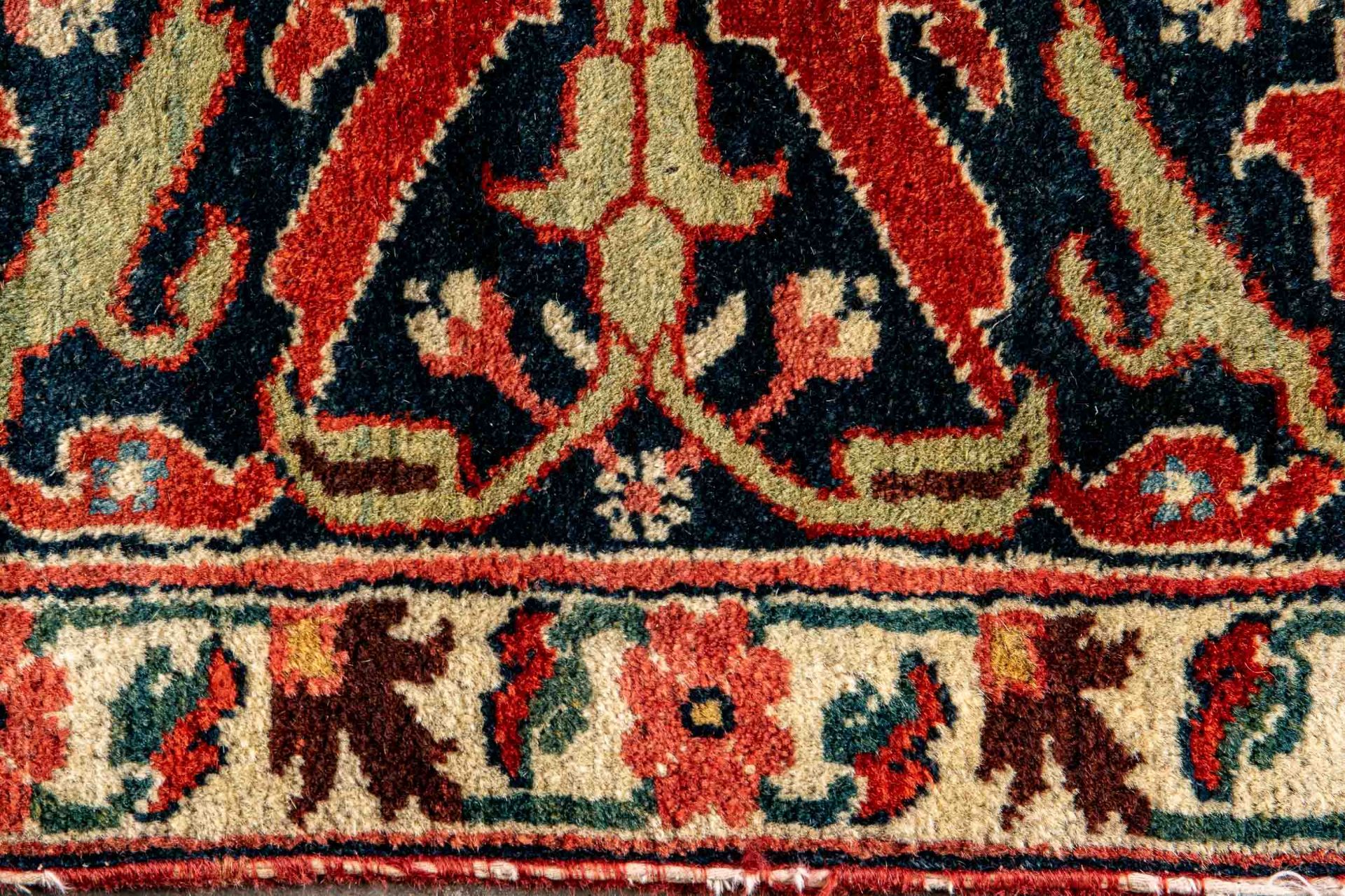 Früher nordwestpersischer Teppich, Mitte 18. Jhdt. oder früher. Format ca. 480 x 232 cm. Schafschur - Image 18 of 27