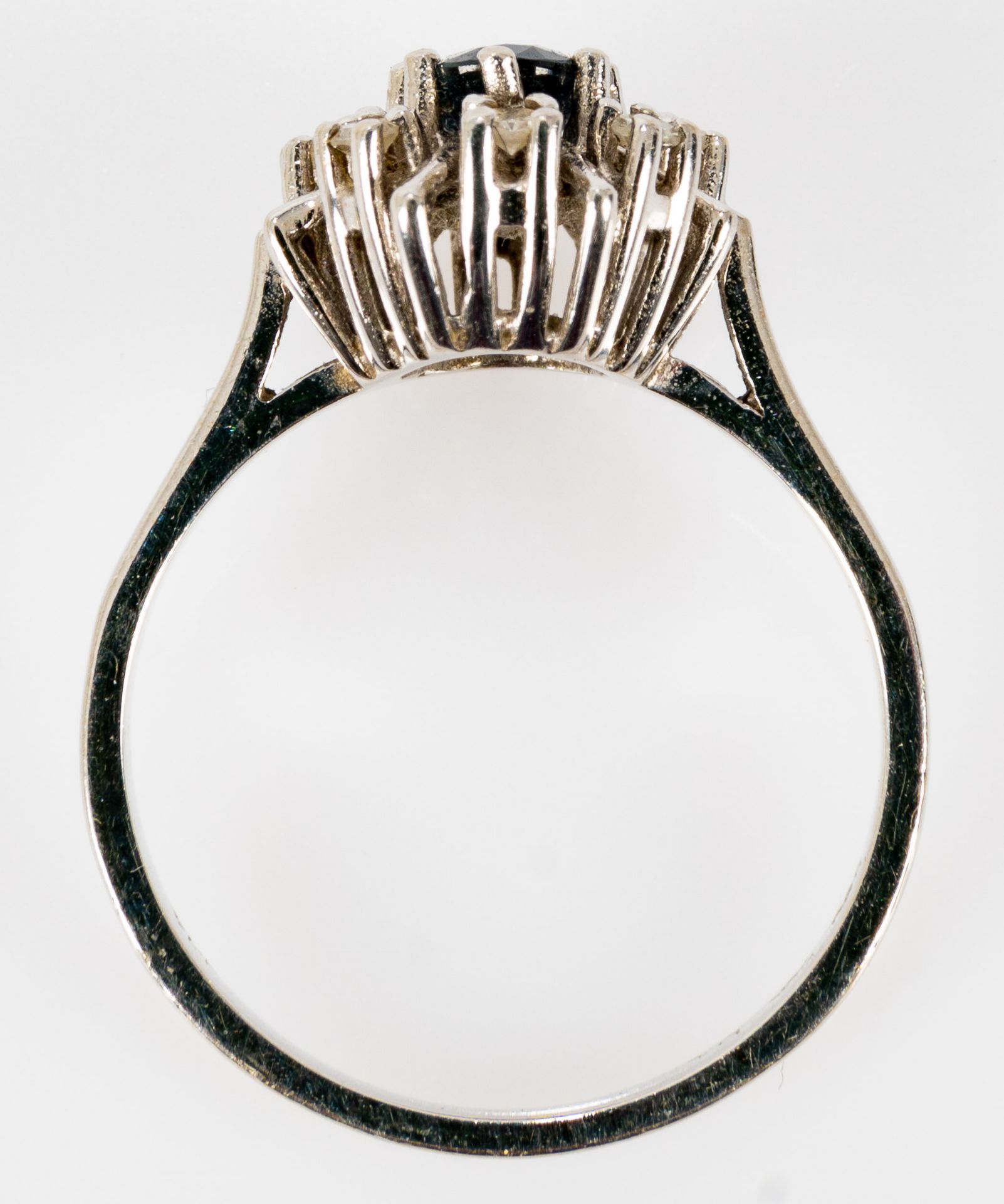 Bildschöner 14 kt. Weißgoldring mit Saphir & Diamantbesatz in Blütenform. Ringinnendurchmesser ca.  - Bild 4 aus 7