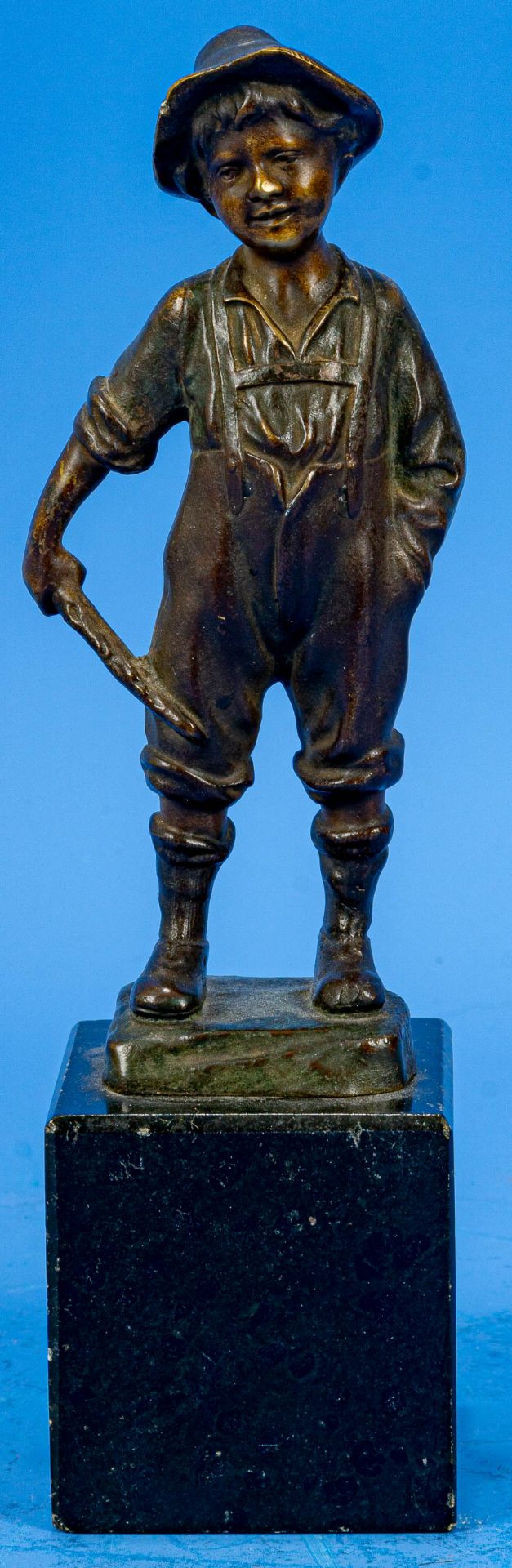 "Lausbube" - Bronze dunkel patiniert, kleines Standbildnis auf schwarzem Natursteinsockel montiert,