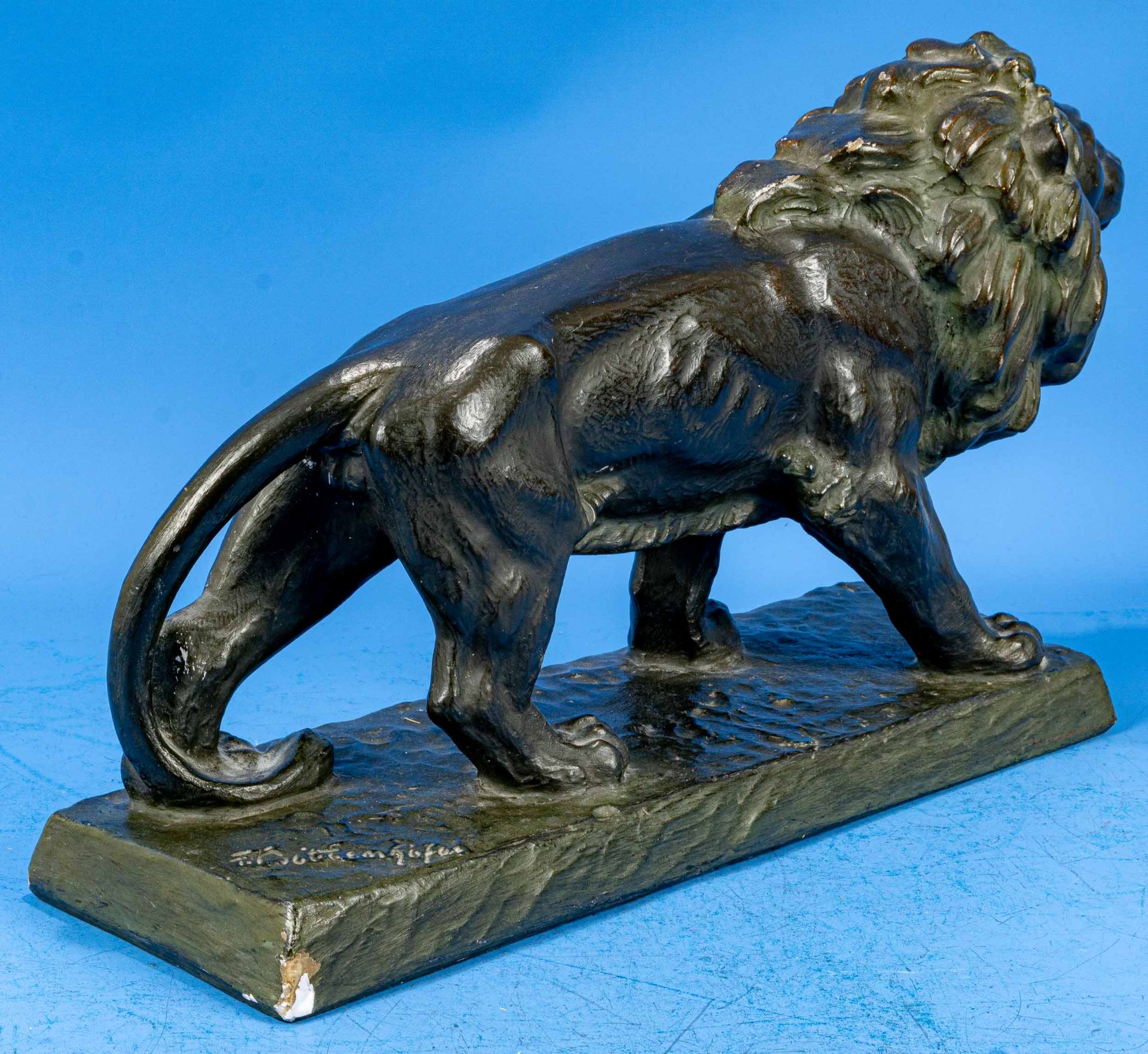 "Schreitender Löwe", dunkel staffierter schreitender Löwe, Gipsguss; auf der Plinthe undeutlich sig - Image 6 of 12