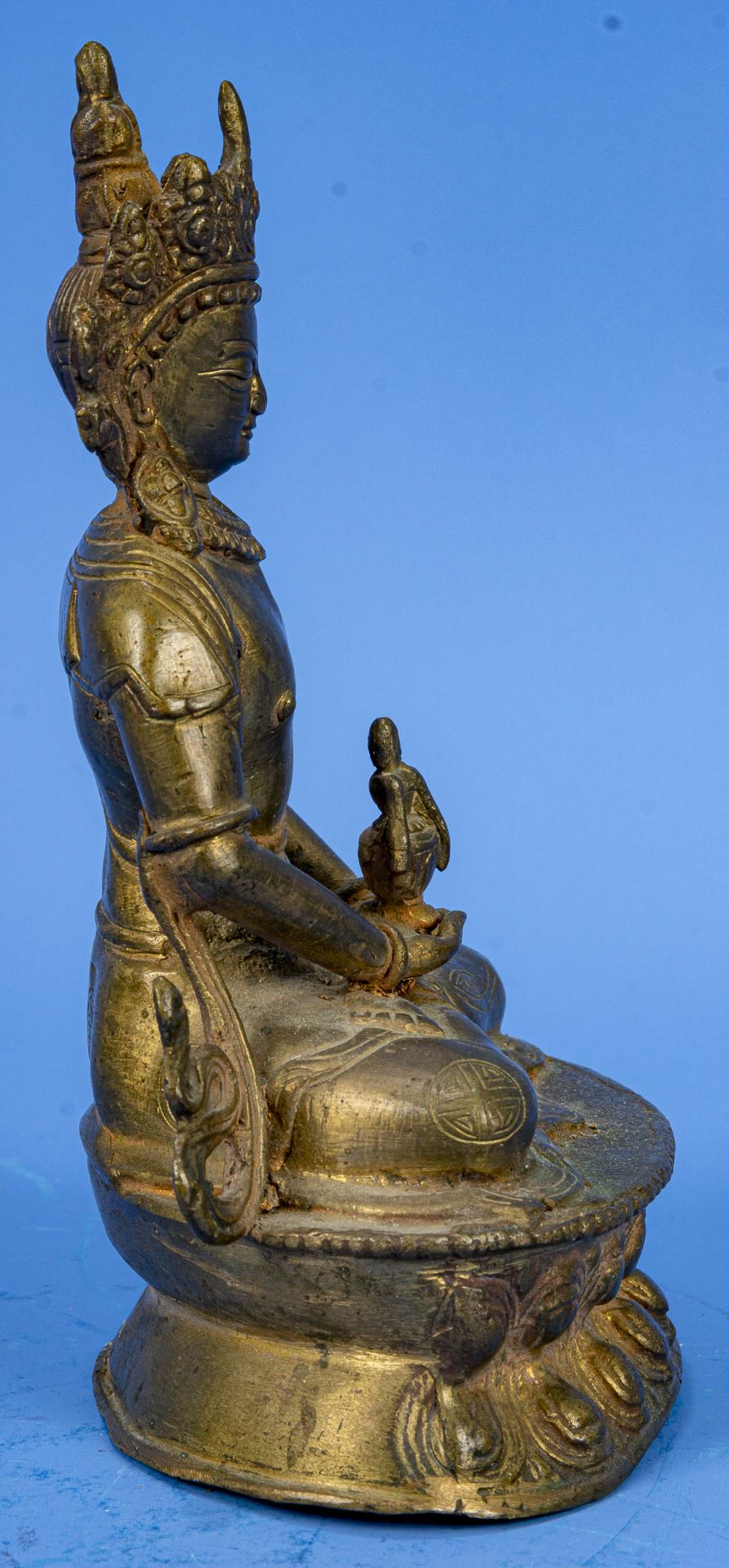 Sitzender Buddha auf Lotussockel, Messingguss, unbekanntes Alter, Höhe ca. 18 cm. - Bild 4 aus 5