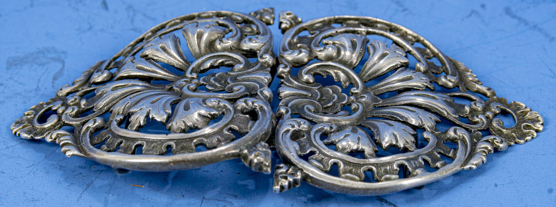 2tlg., teils durchbrochen gearbeitete/ gegossene Gürtelschließe aus 800er Silber; reich verziert, f - Bild 2 aus 6