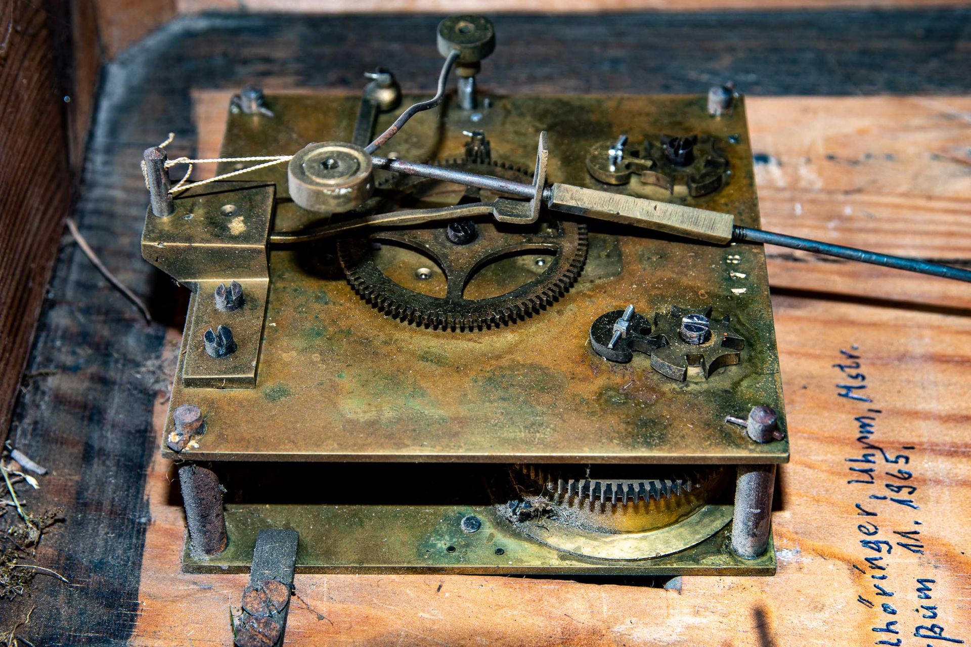 Antike Wanduhr mit "Gänsejagdszene"; Historismus um 1900; ungeprüftes, mechanisches Uhrwerk mit Sch - Bild 9 aus 10