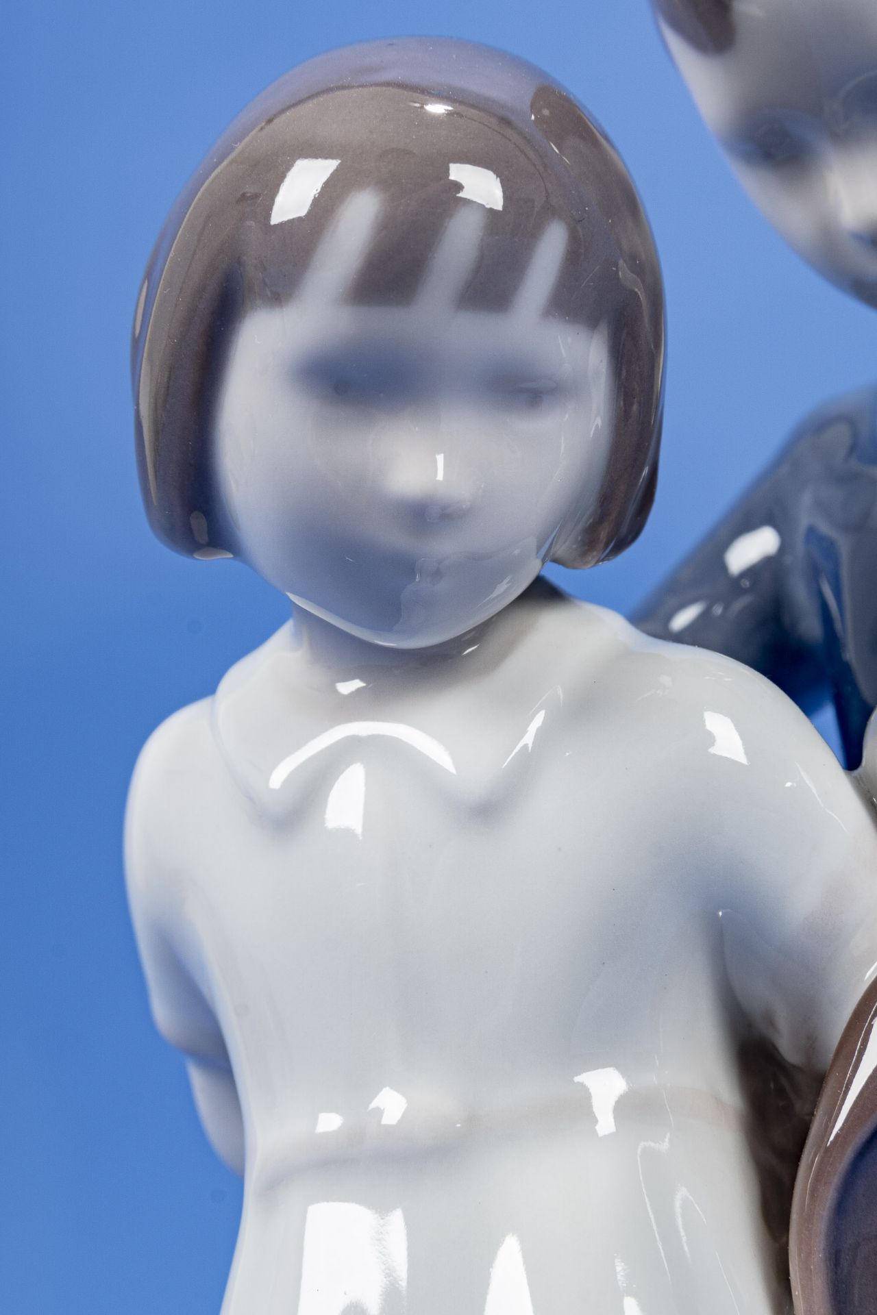 "Junger Kavalier", polychrom staffierte Porzellanfigurengruppe eines Knaben, einem Mädchen in die/  - Bild 8 aus 10