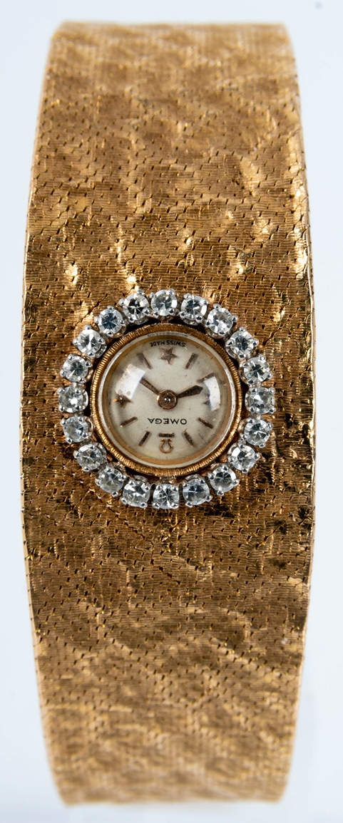 Außergewöhnliche Damen- Armbanduhr, das zur Mitte hin breiter werdende, in Hammerschlagoptik gearbe - Image 2 of 11