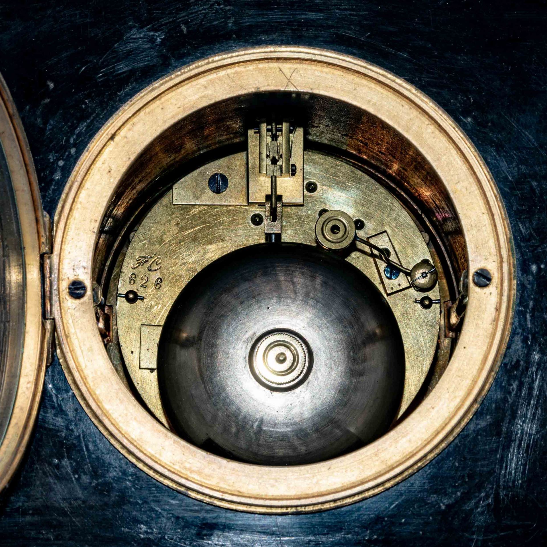 Schlichte schwarze Kaminuhr um 1900/20; schöner Erhalt, ungeprüftes mechanisches Uhrwerk mit Schlag - Bild 12 aus 12