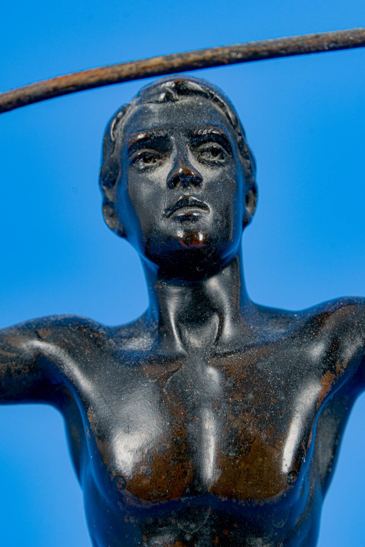 "Stehender Fechter", bräunlich patinierte Kleinbronze, auf dem Sockel signiert: "Schmid = Felling" - Image 7 of 11