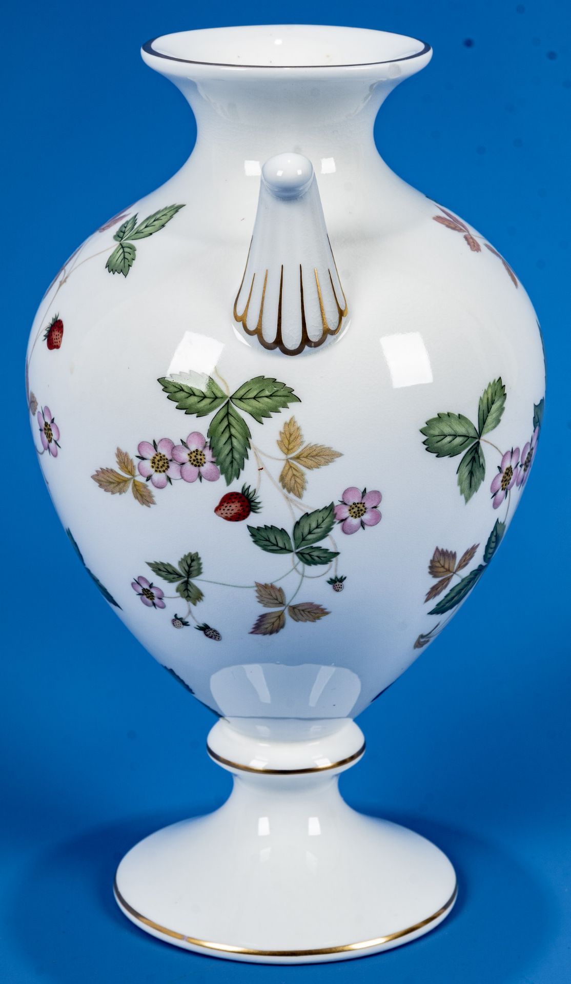 "Wedgwood" Tischvase in klassischer Formgebung, spätes 20. Jhdt., Weißporzellan mit "Wild Strawberr - Bild 3 aus 9