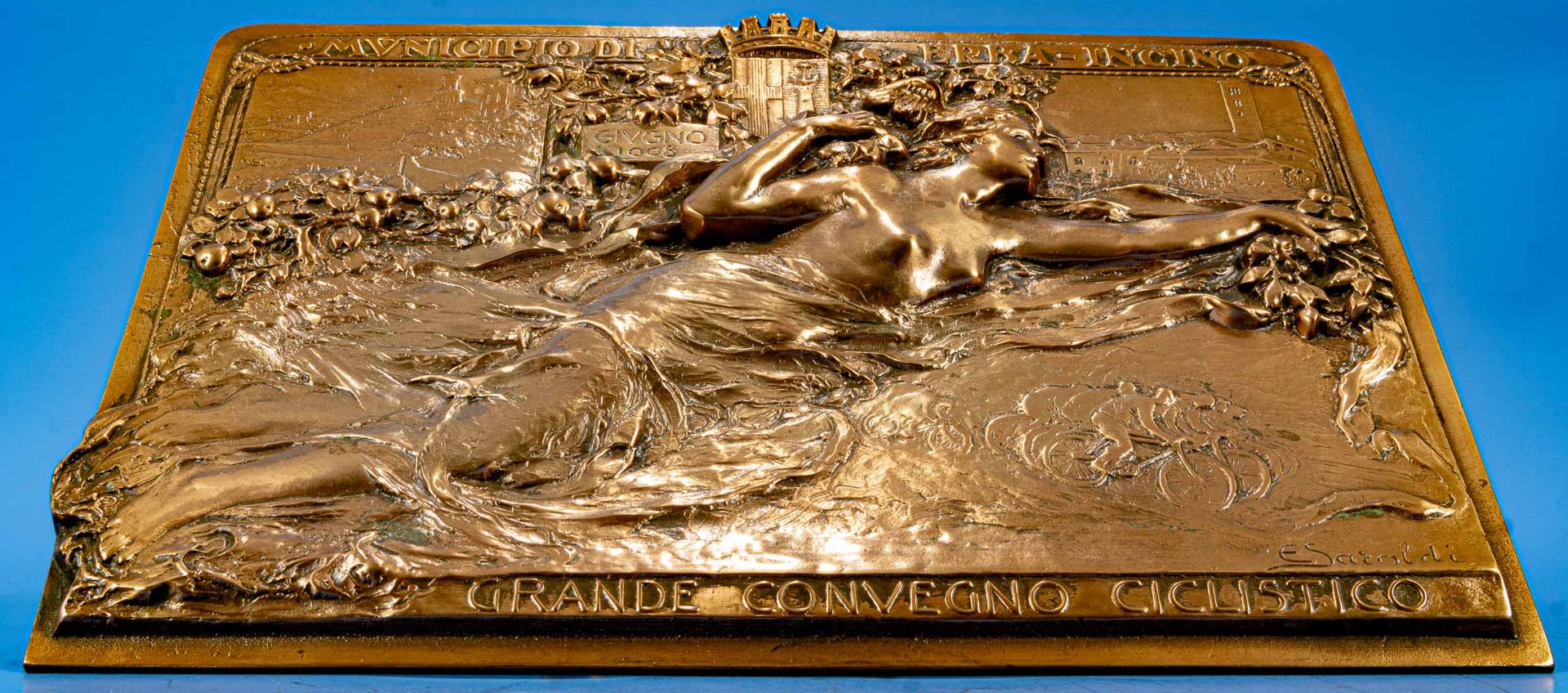 Große, rechteckige Bronzereliefplatte, an das Radrennen im Juni 1908 in Erba (Italien) erinnernd. C - Image 5 of 6