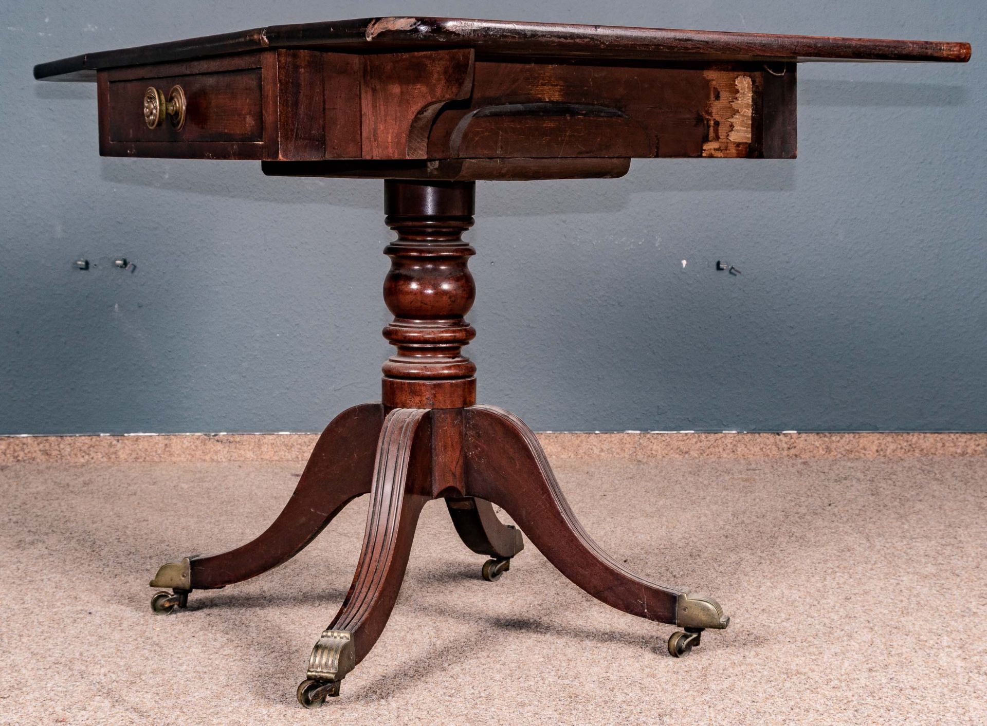 Antiker englischer Tea-table, Regency um 1800/20, Mahagoni, großer geräumiger Schubkasten, die seit - Bild 9 aus 12