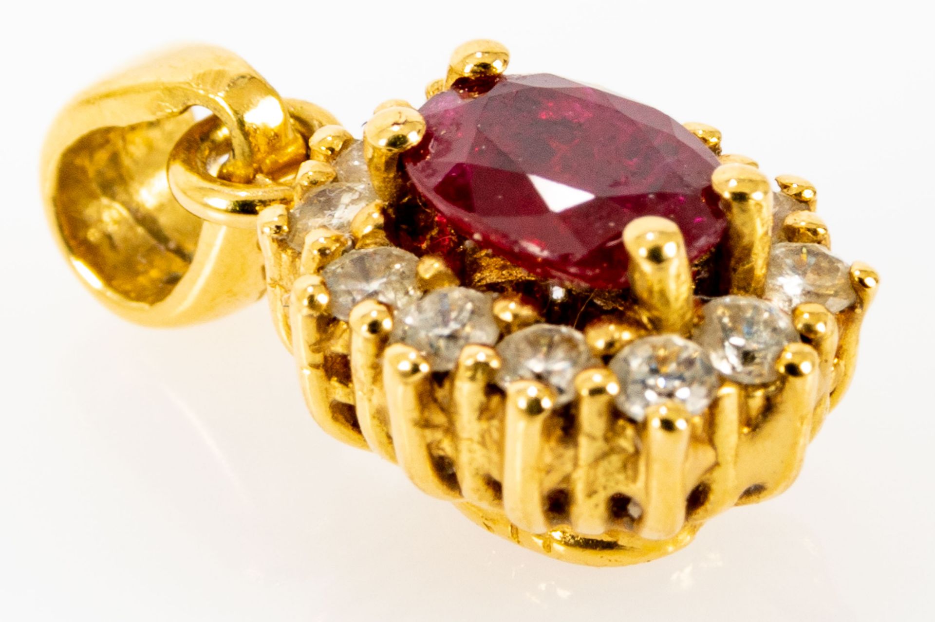 Feiner, zarter 18 K Gelbgold-Kettenanhänger, mittig mit Rubin-Cabochon, von 12 Diamanten im Brillan - Image 2 of 6