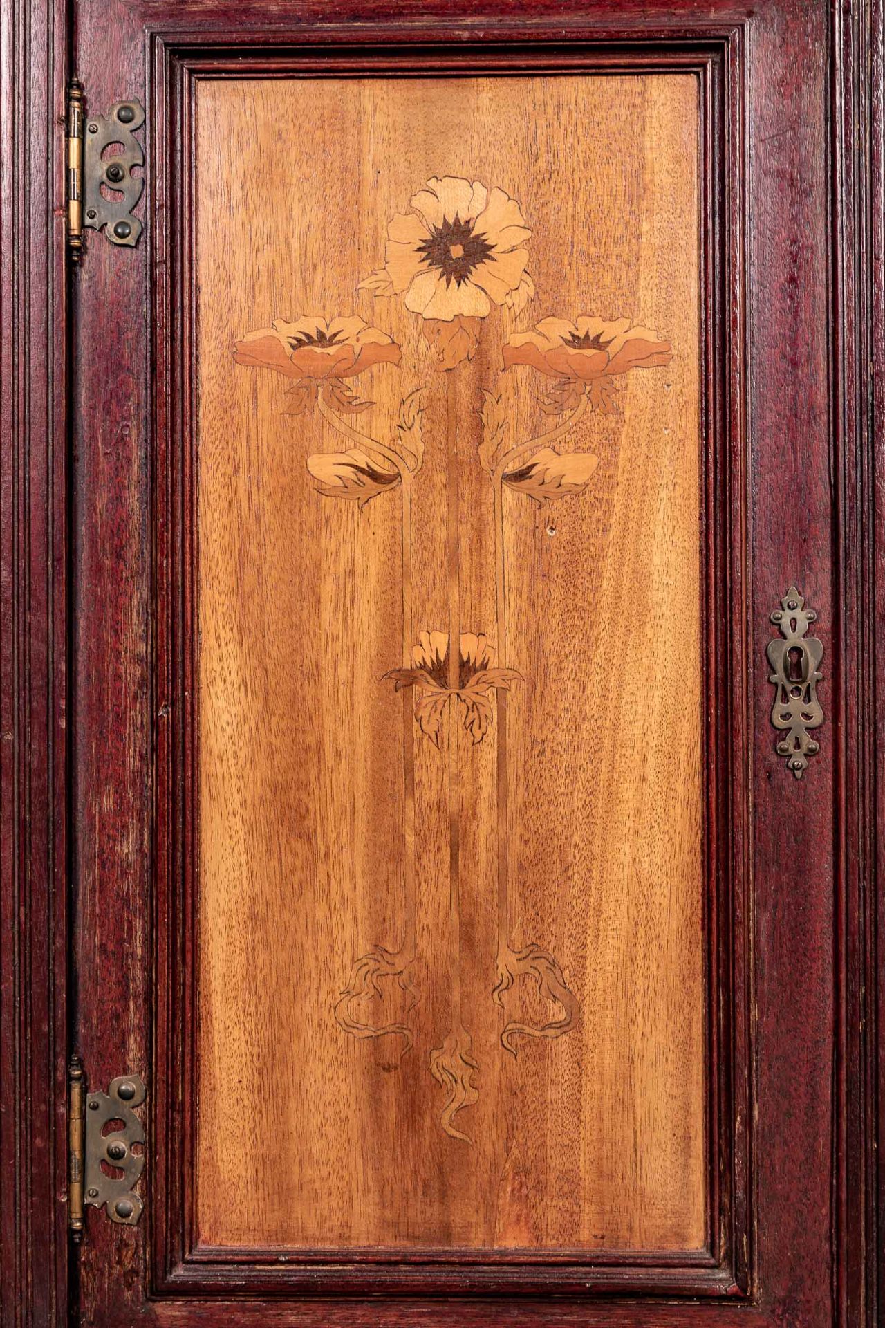 Antiker Halbschrank, Jugendstil um 1900/ 20, mahagonifarbenes Holz, die Türfüllungen mit floraler M - Bild 4 aus 8