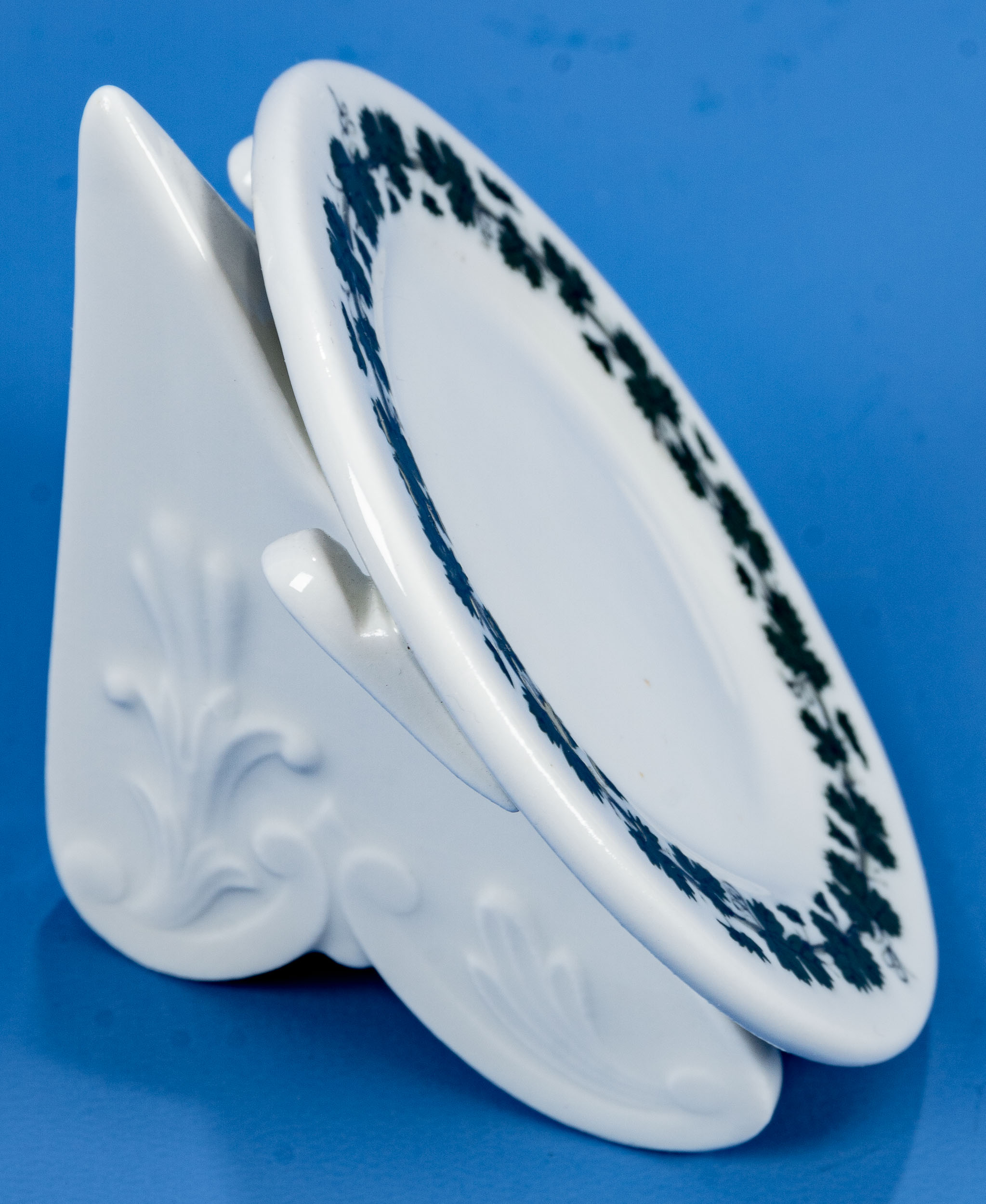 Folge von 4 Sitzplatzständern in Staffeleiform, Höhe je ca. 6,5 cm. Meissen Schwertermarke 1. Wahl; - Image 10 of 10