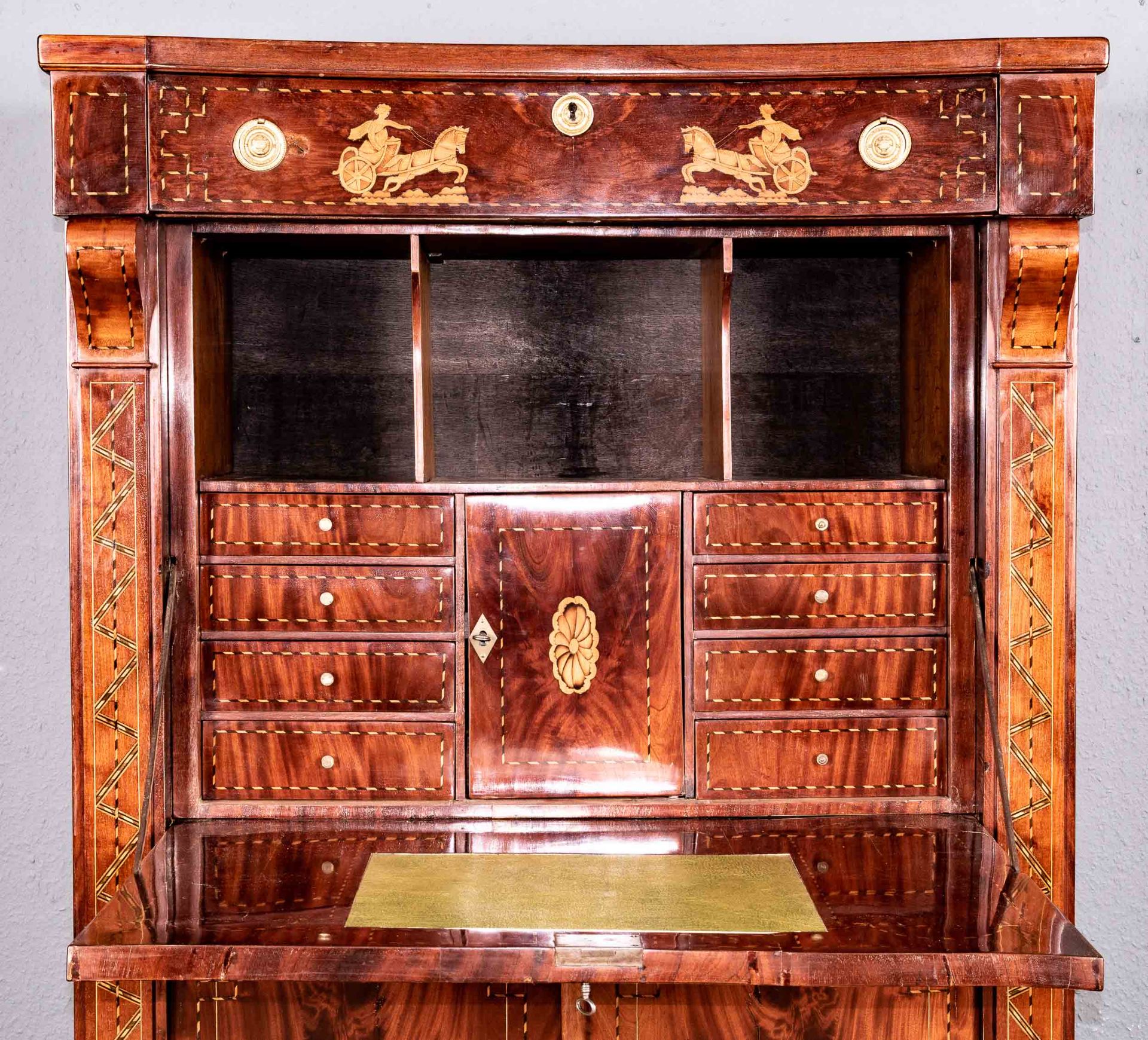 Eleganter Schreibschrank / Sekretär, Niederlande um 1790, massiver Eichenkorpus mit ausgesuchtem Ma - Image 7 of 18