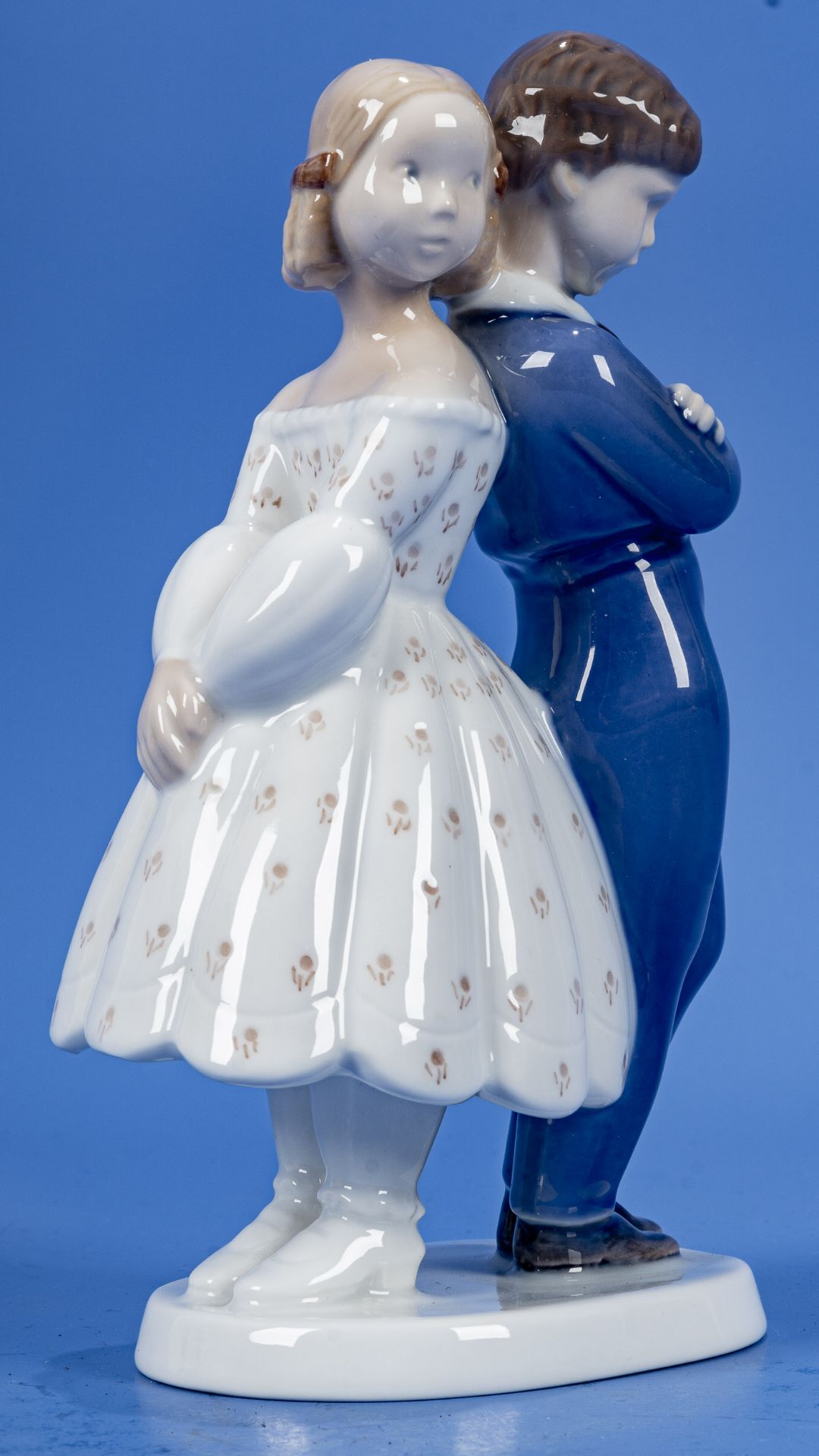 "Junges Paar", farbig staffiertes Bing & Gröndahl Weißporzellan, Modellno. 2372, Künstlermonogramm: - Bild 3 aus 9