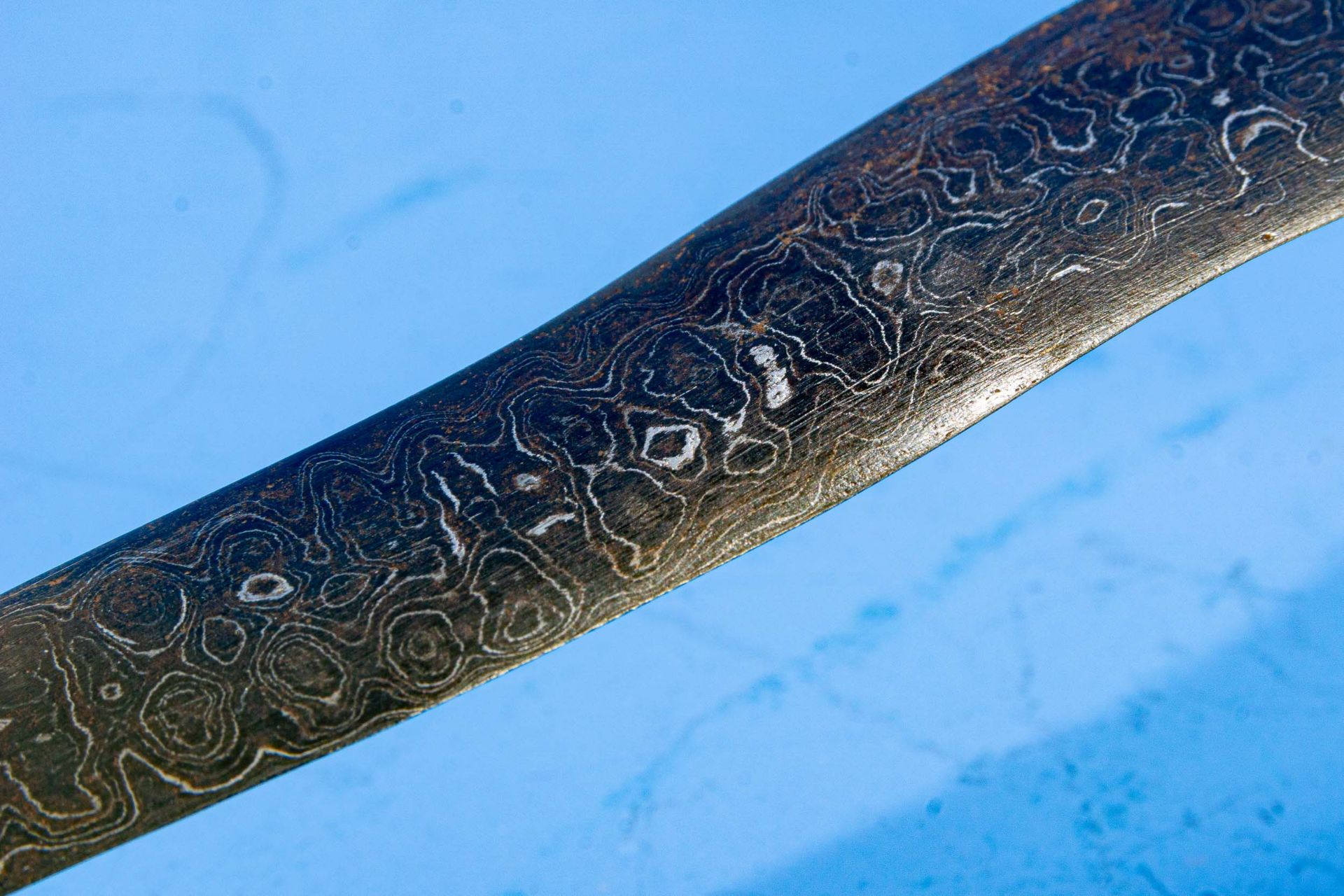 Alter Dolch, einem "Kris" ähnelnd, Indonesien/ Sumatra; damaszierte Stahlklinge, Griffstück in Form - Image 7 of 8