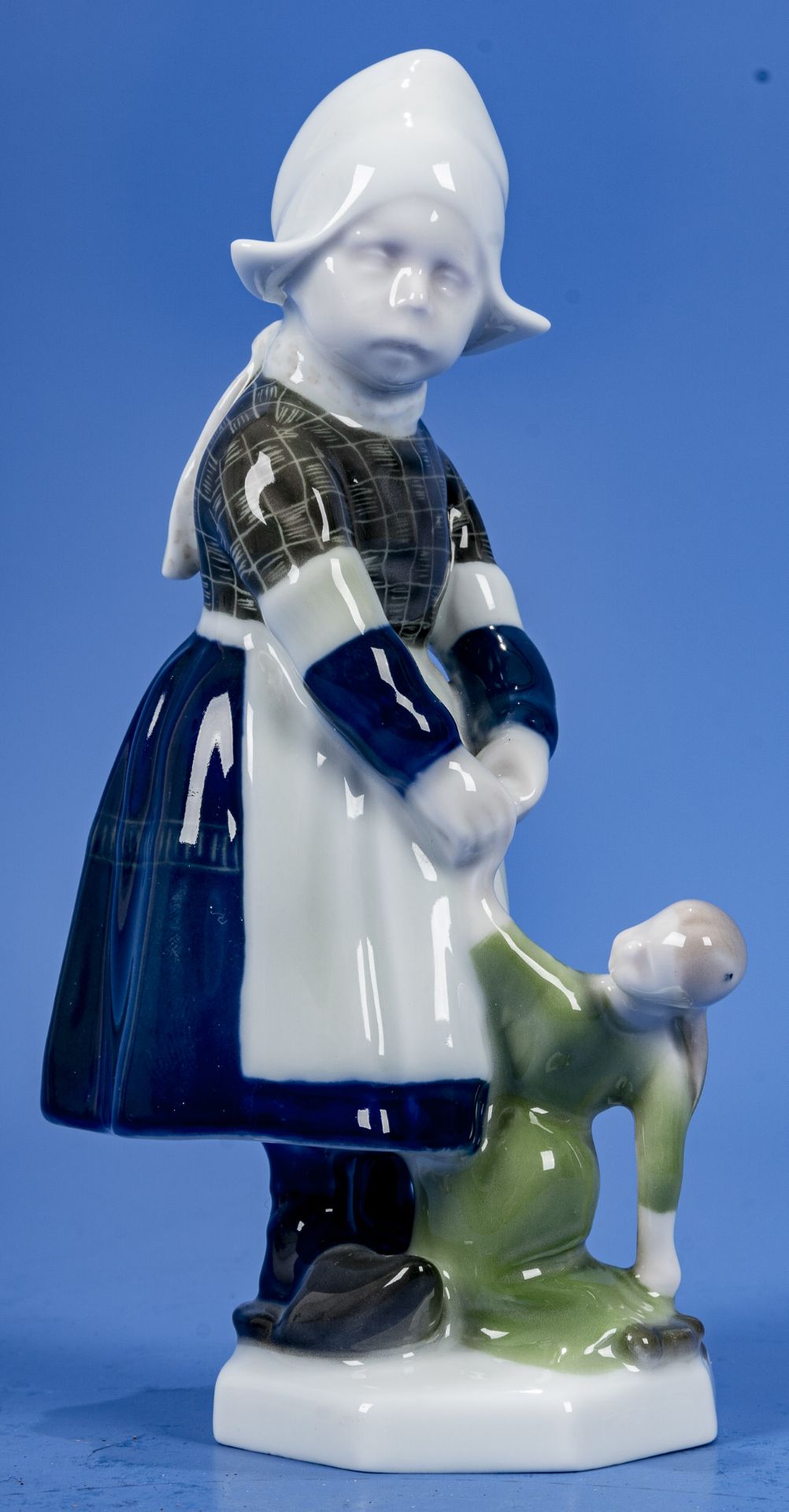 "Mädchen mit Puppe", farbig staffiertes Rosenthal Weißporzellan, Kunstabtlg., mit grüner "Eiserner