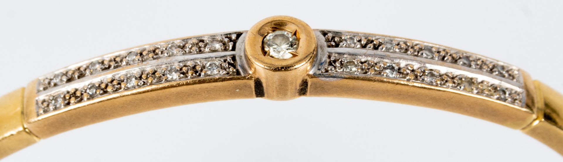 Armreif, 585er Gelbgold, hohle Fassung. Oberseitig 21 winzige Diamanten in Zweierreihen, mittig 1 r - Bild 4 aus 7