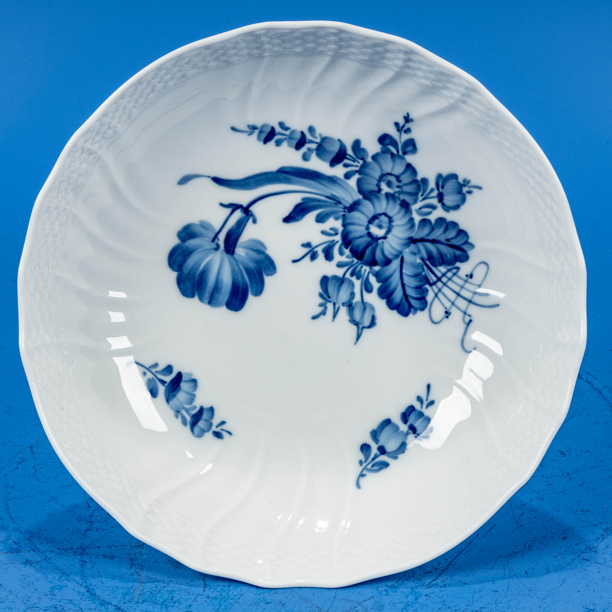 Klassische Fußschale, sog. Tazza, Royal Copenhagen, königlich dänisches Weißporzellan mit blauem Bl - Image 2 of 8