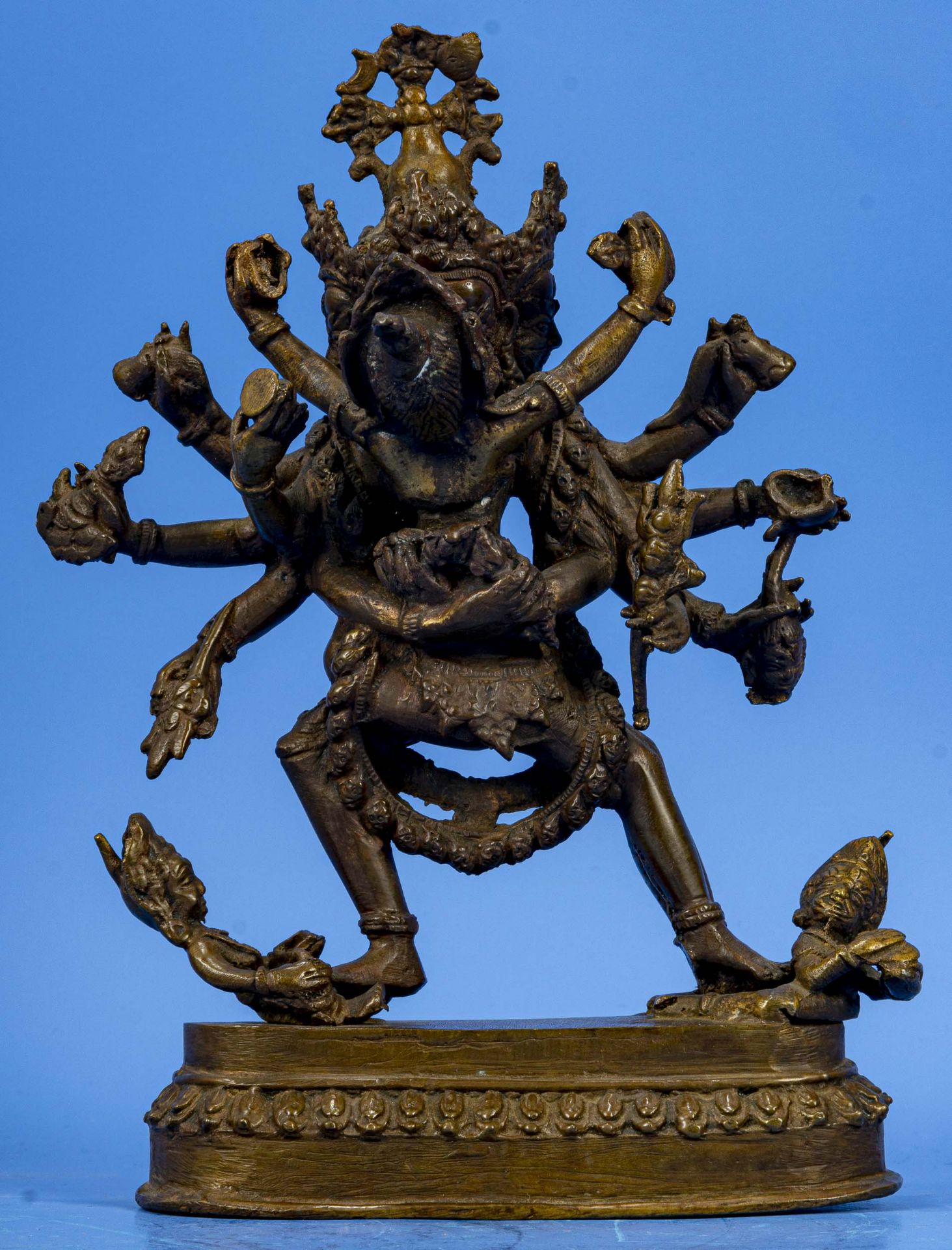 Bronzefigur der Gottheit DURGA PUJA, unbekanntes Alter, Höhe ca. 23 cm. - Bild 2 aus 8