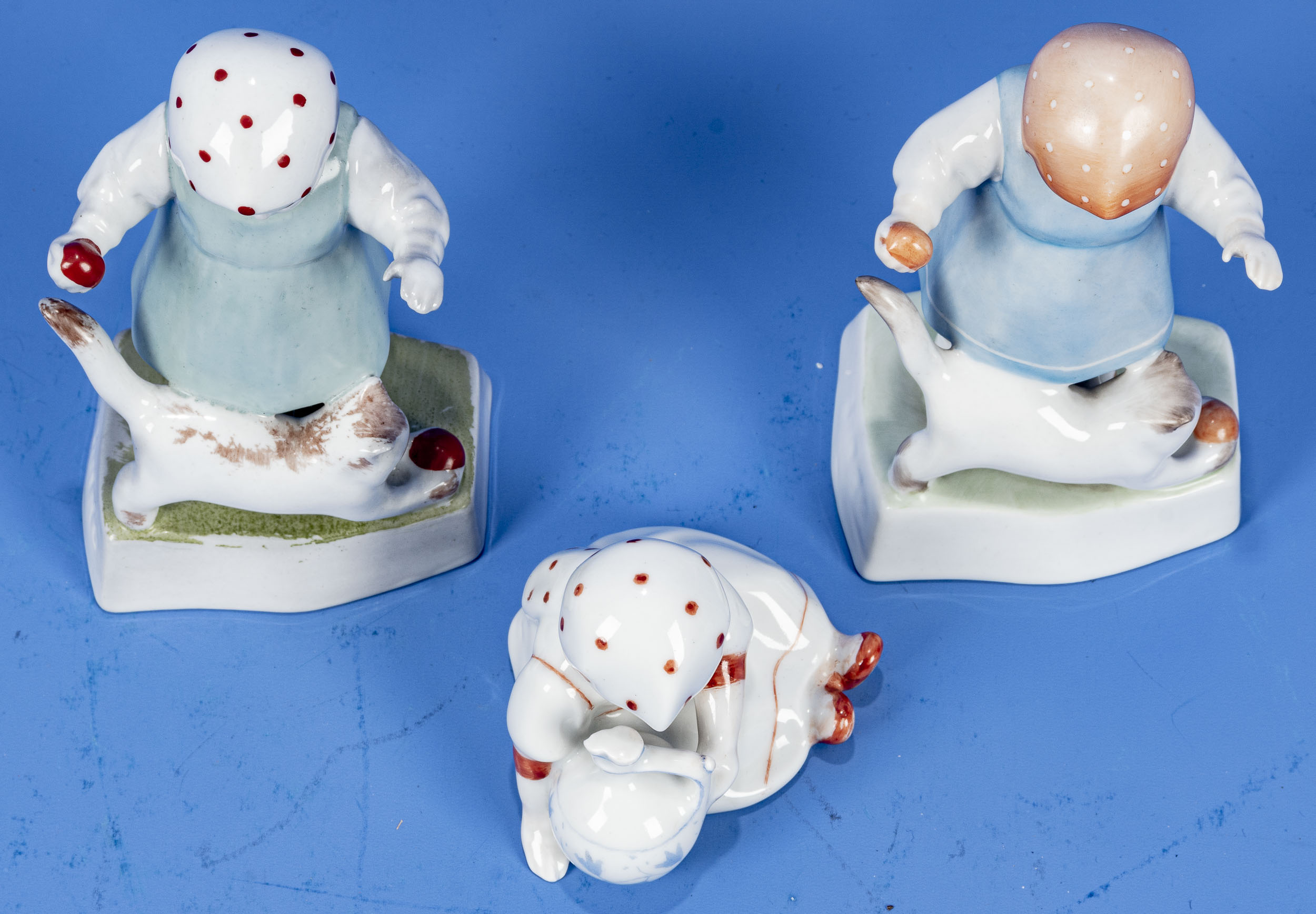 3 verschiedene "PECS" Porzellanfiguren, farbig staffiert, Höhe ca. 7,5 bzw. 2x ca. 14,5 cm. Versch. - Image 3 of 9