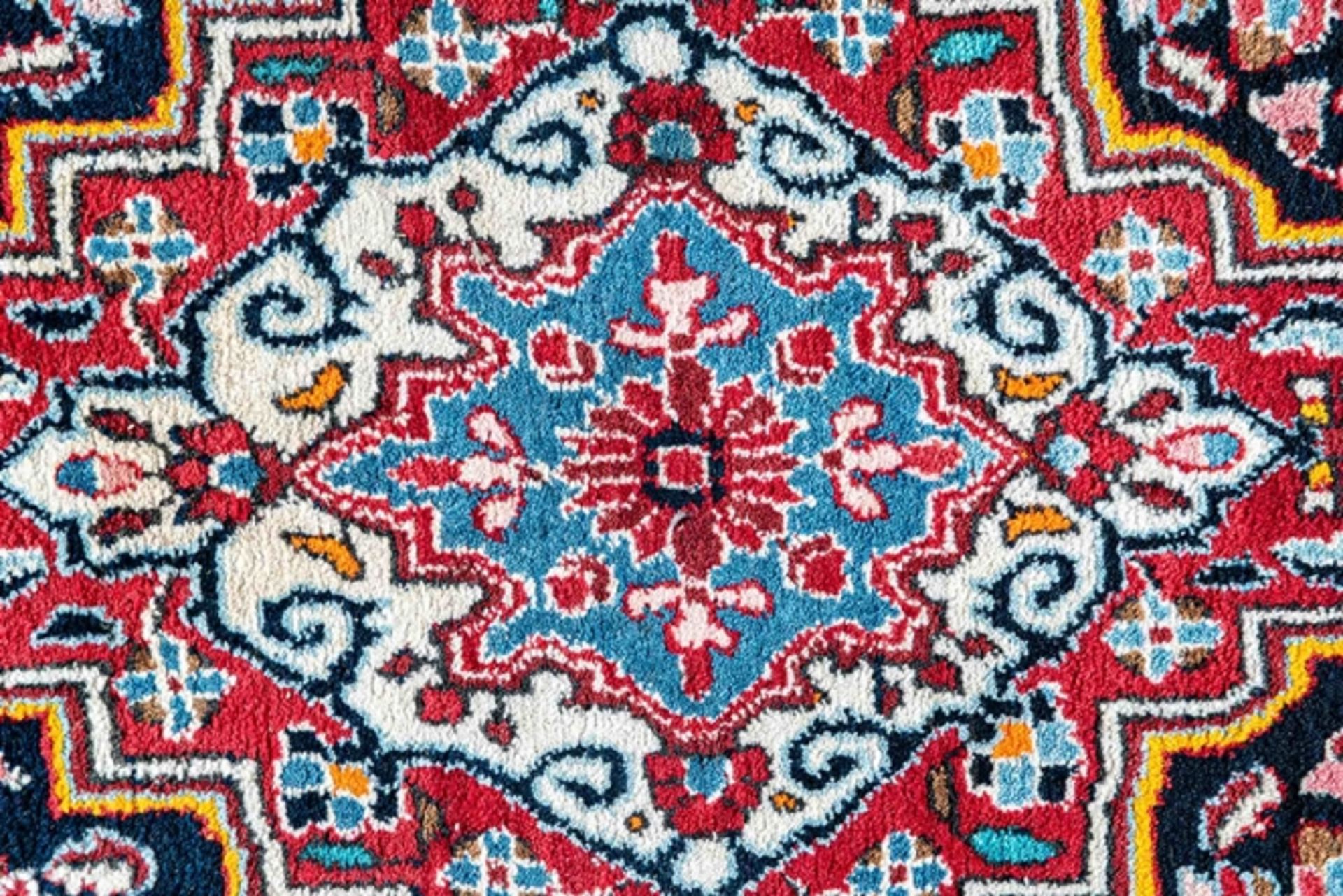 Große iranische Orientteppichbrücke, indigo-blauer Fond mit zentralem Medaillon, floral durchgemust - Bild 3 aus 6