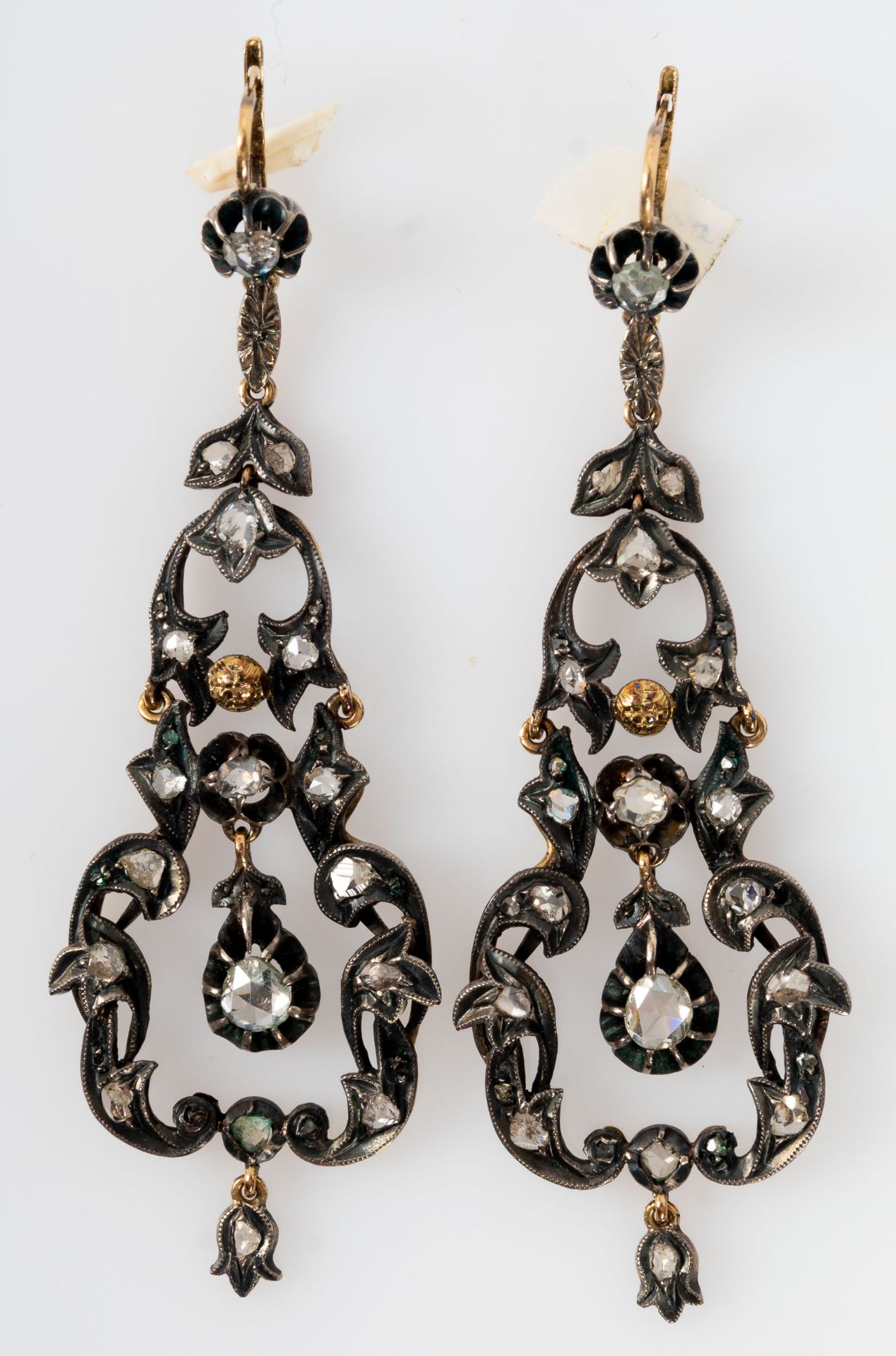 Ein Paar Ohrgehänge, vermutlich Frankreich um 1780/ 90; 18 kt. Gelbgold und Silber; runde Brisur je