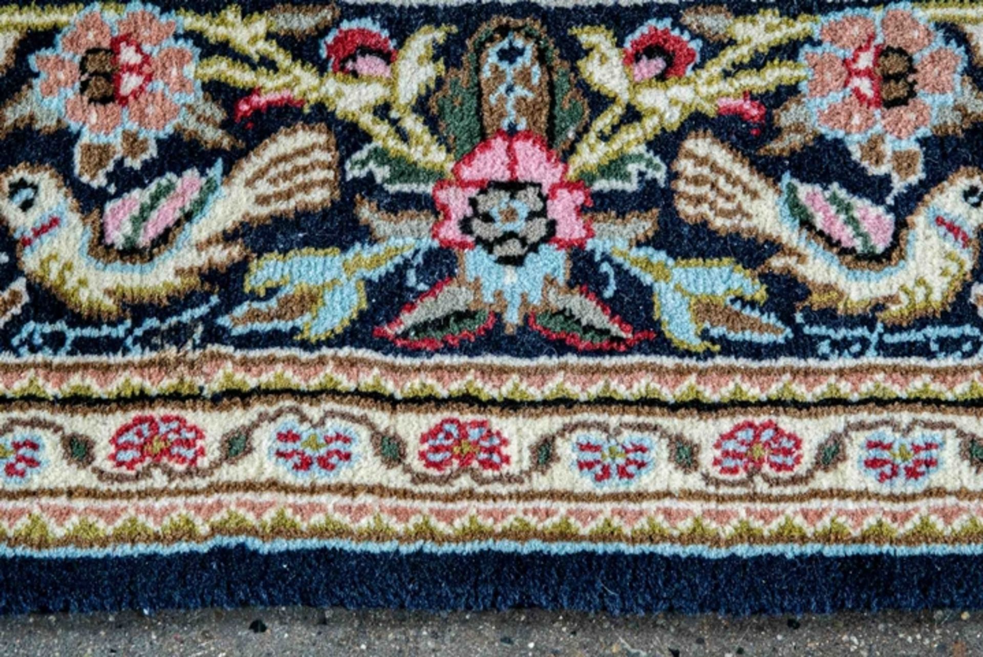Ältere Teppichbrücke, hellblauer Fond mit unzähligen Blättern, Blüten & Ranken, dazwischen verschie - Bild 4 aus 6