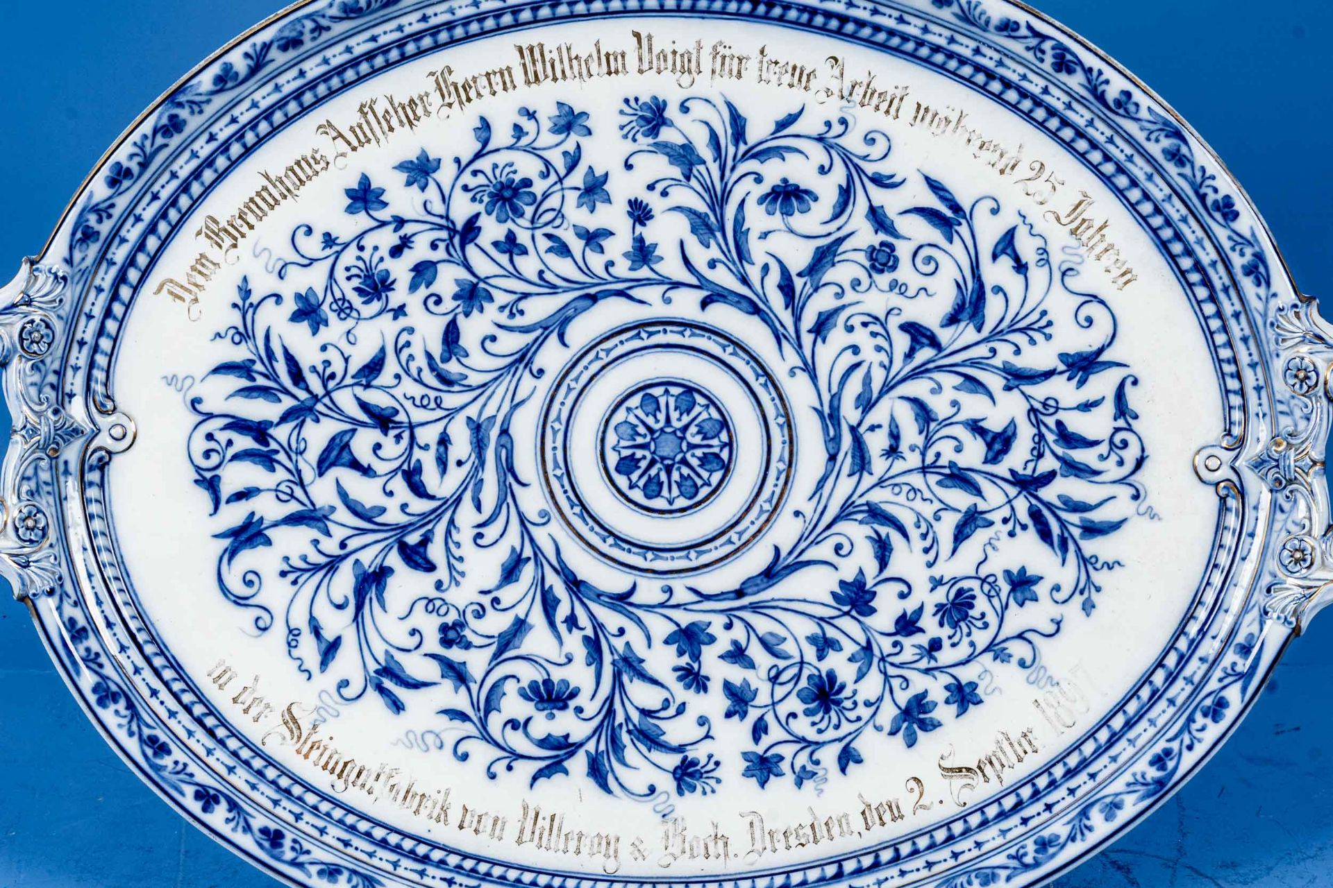 Einzigartiges, großes, ovales Henkeltablett, Villeroy & Boch, Dresden um 1897. Das aufwändig in Bla - Image 3 of 12