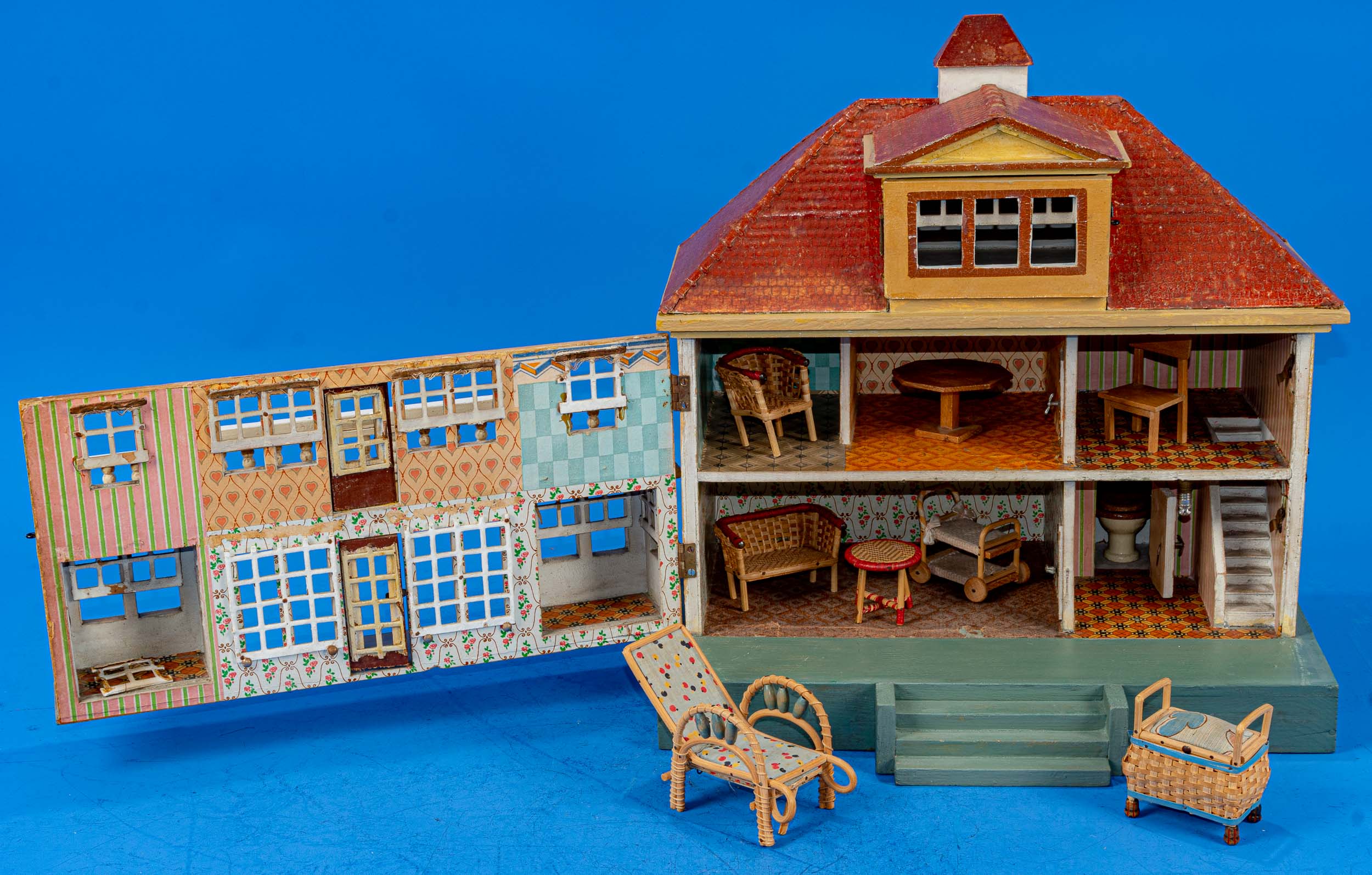 "VILLA"-Puppenhaus, polychrom bemaltes, zweistöckiges Puppenhaus mit ausgebautem Dachgeschoss. Das - Image 8 of 11