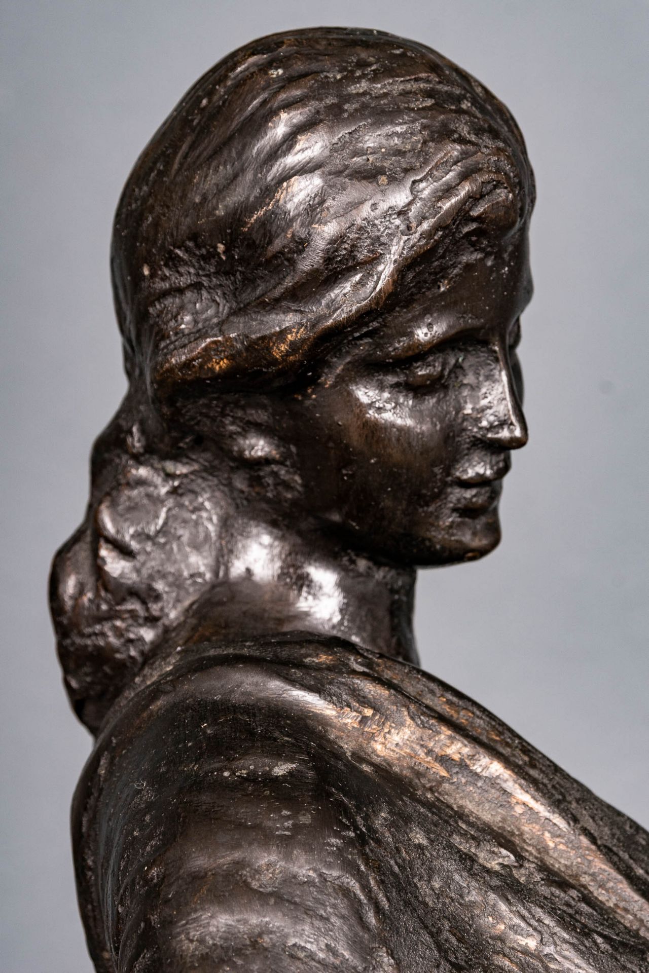 "Stehende junge Dame", schwarzbraun patinierter Bronzeguss, auf grauweiß geadertem, schwarzem Marmo - Image 10 of 17