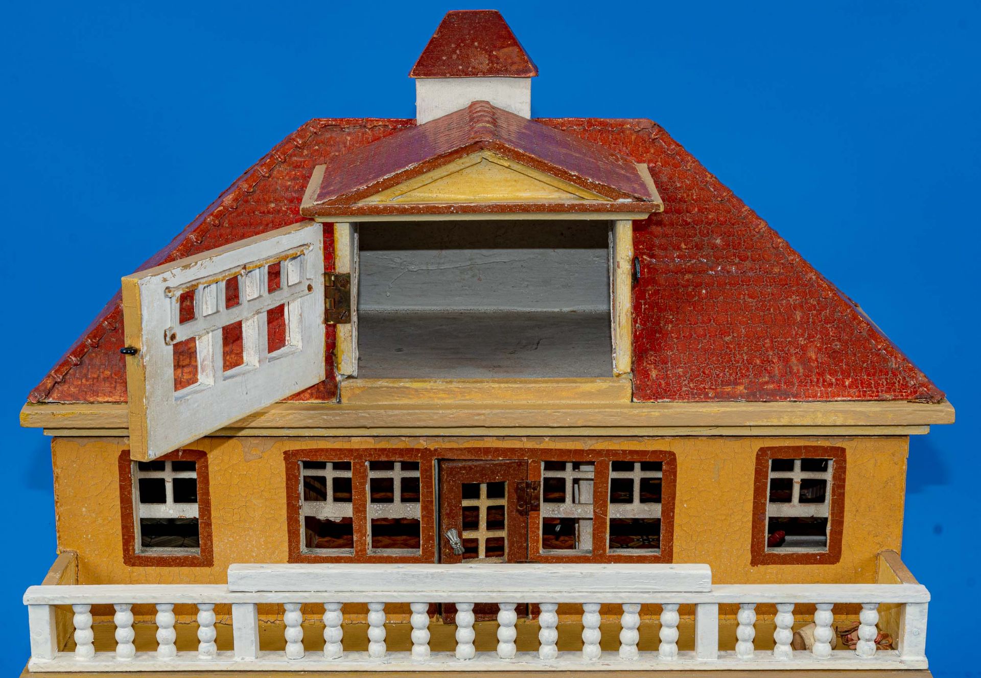 "VILLA"-Puppenhaus, polychrom bemaltes, zweistöckiges Puppenhaus mit ausgebautem Dachgeschoss. Das - Image 5 of 11