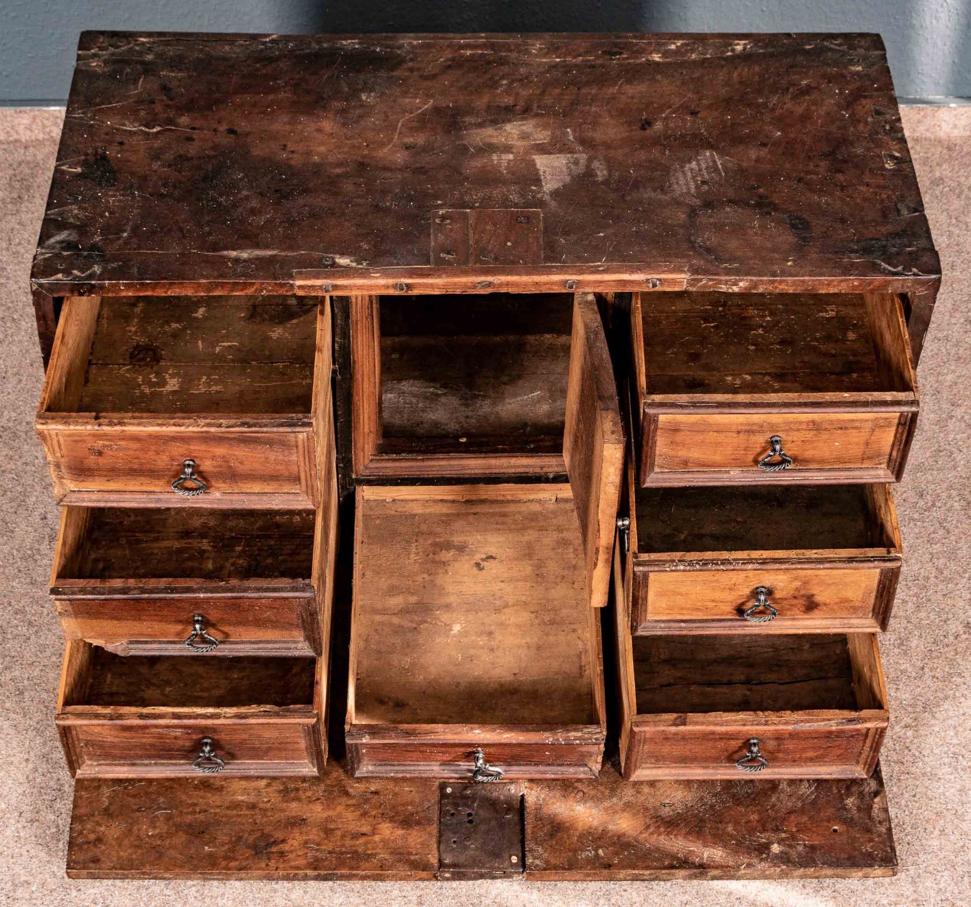 Antiker Kabinettschrank, alpenländisch, 17./18. Jhdt., tragbarer, massiver, rustikaler Nussbaumkorp - Bild 2 aus 10
