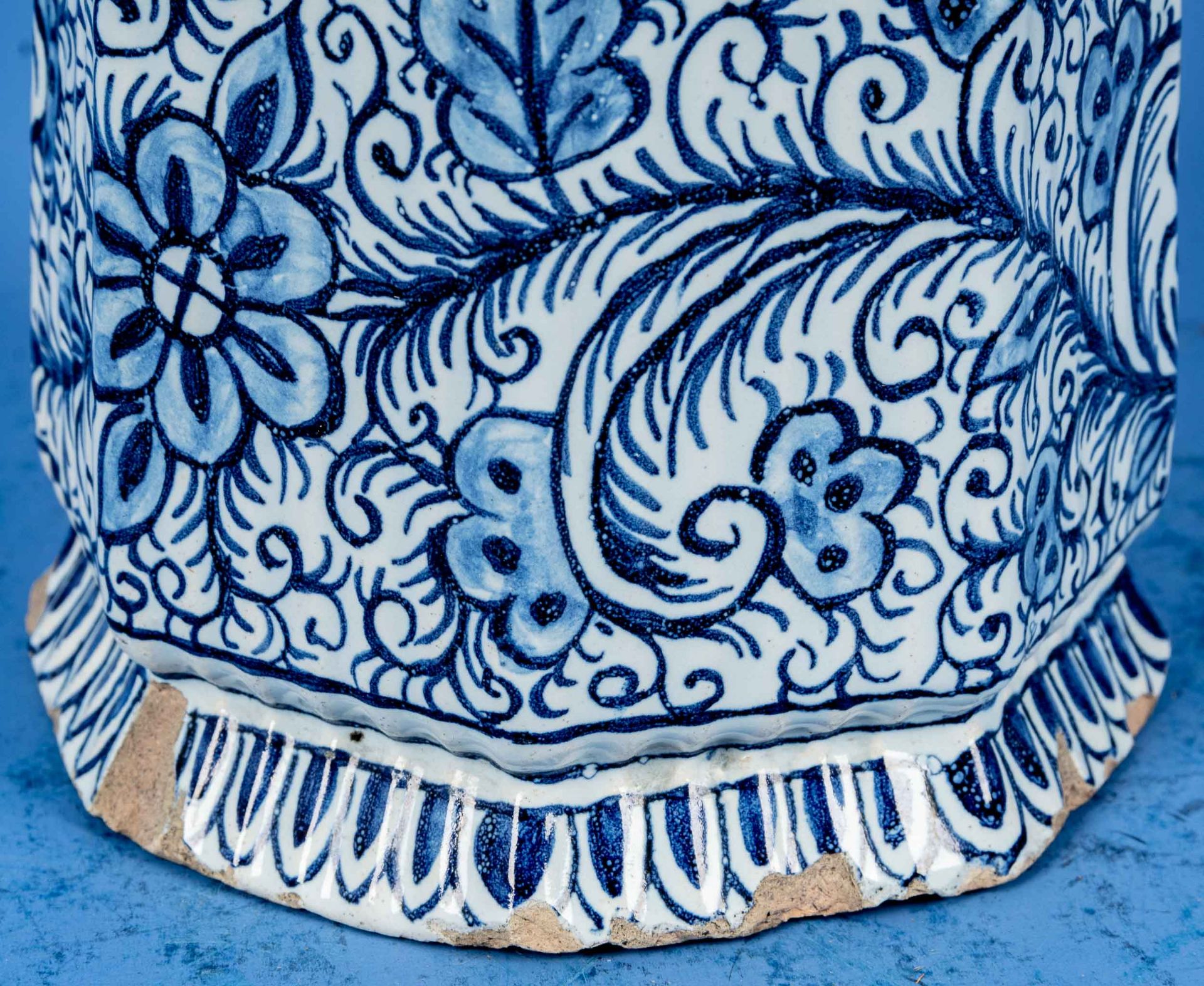 3tlg. Sammlung versch. antiker, wohl Delfter (Deckel-) Vasen des 18./ 19. Jhdts. Alle Teile in besc - Bild 13 aus 23