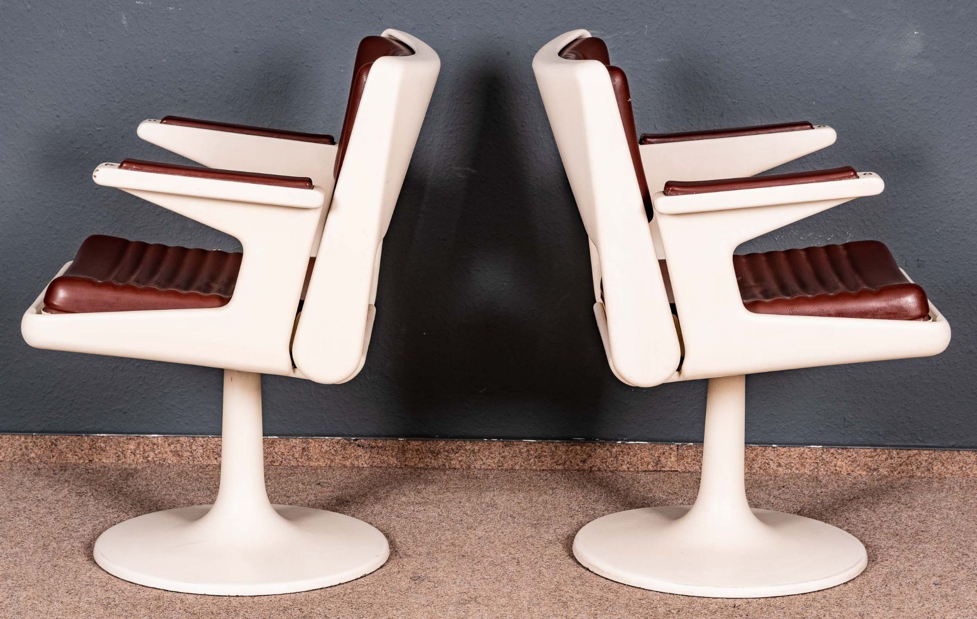 Paar drehbarer Armlehnstühle aus einem Frisörsalon der 1960er/70er Jahre. Kunststoff und Metall, he - Image 4 of 5