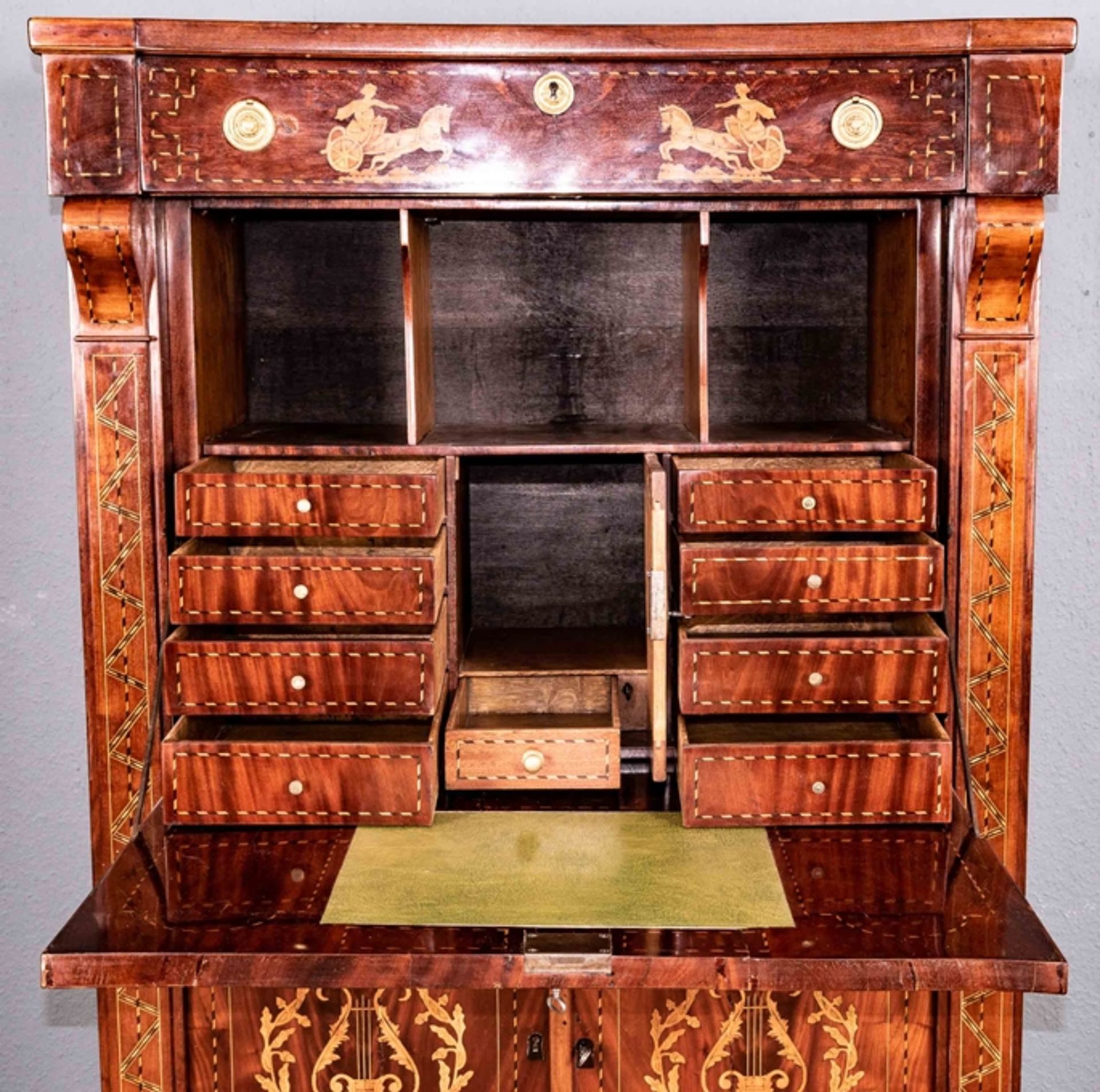 Eleganter Schreibschrank / Sekretär, Niederlande um 1790, massiver Eichenkorpus mit ausgesuchtem Ma - Bild 8 aus 18