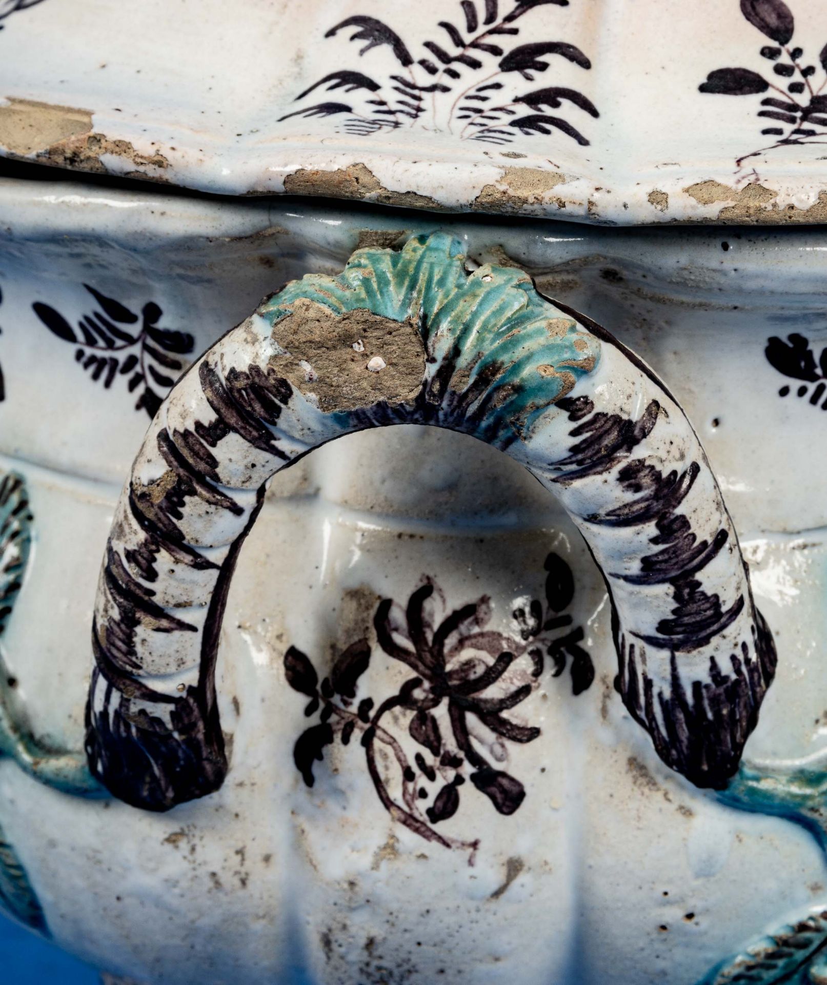 Antike Deckelterrine des 18. oder 19. Jhdts., weißlich- hellbrauner Fond mit polychromer, floraler  - Bild 5 aus 11