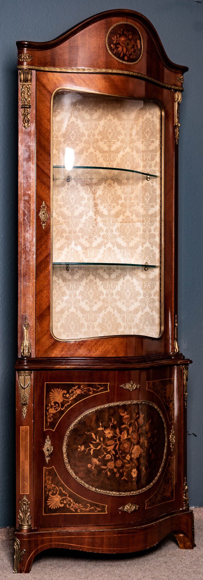 Stilvolle Eckvitrine, Stil Louis XVI, 2. Hälfte 20. Jhdt., 2teiliger Korpus, Oberteil mit gebauchte - Bild 2 aus 13