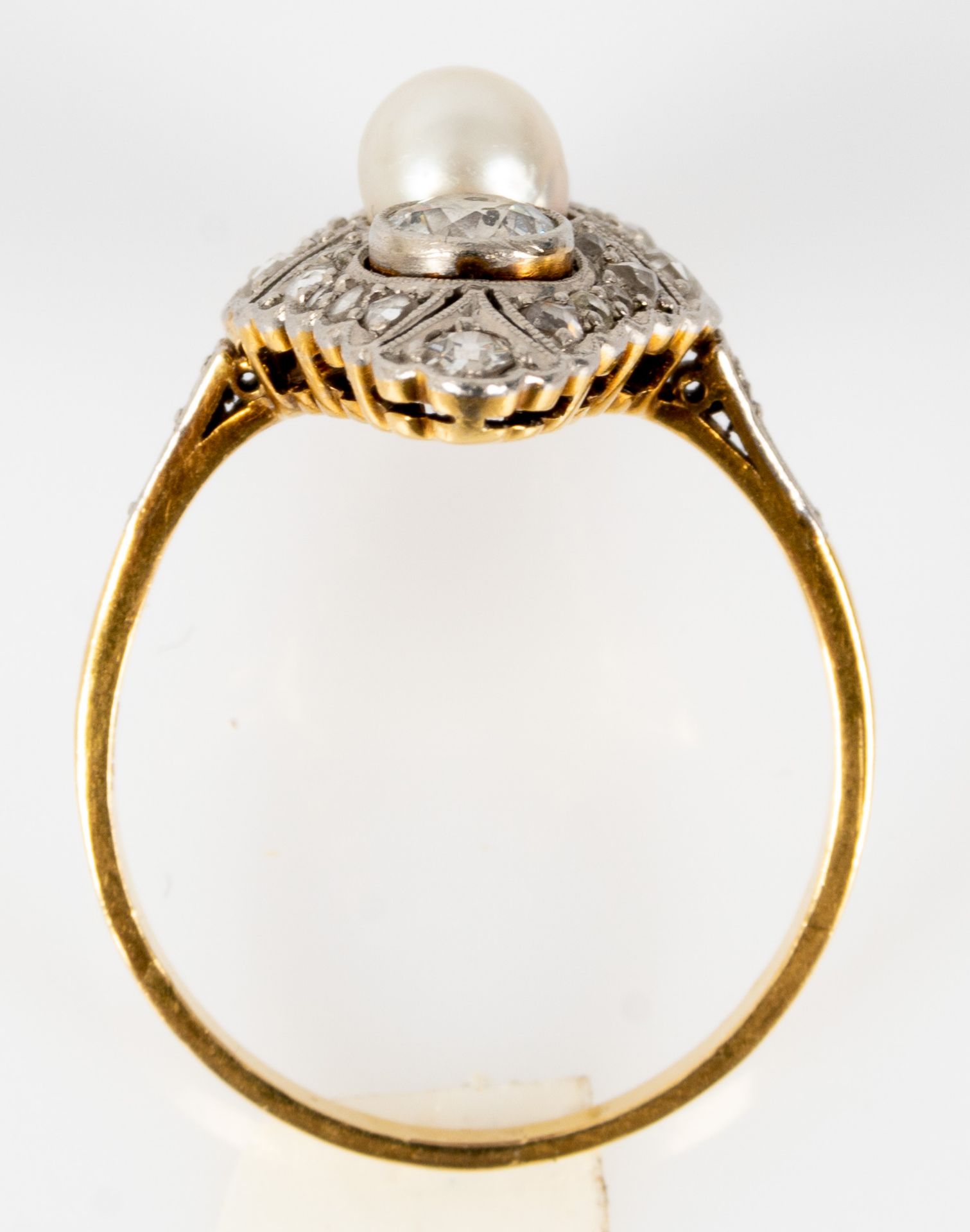 Zeitlos eleganter Art-Deco Schiffchenring, 18 kt, mit Diamanten und lüstrierender hellcreme-farbene - Bild 5 aus 7