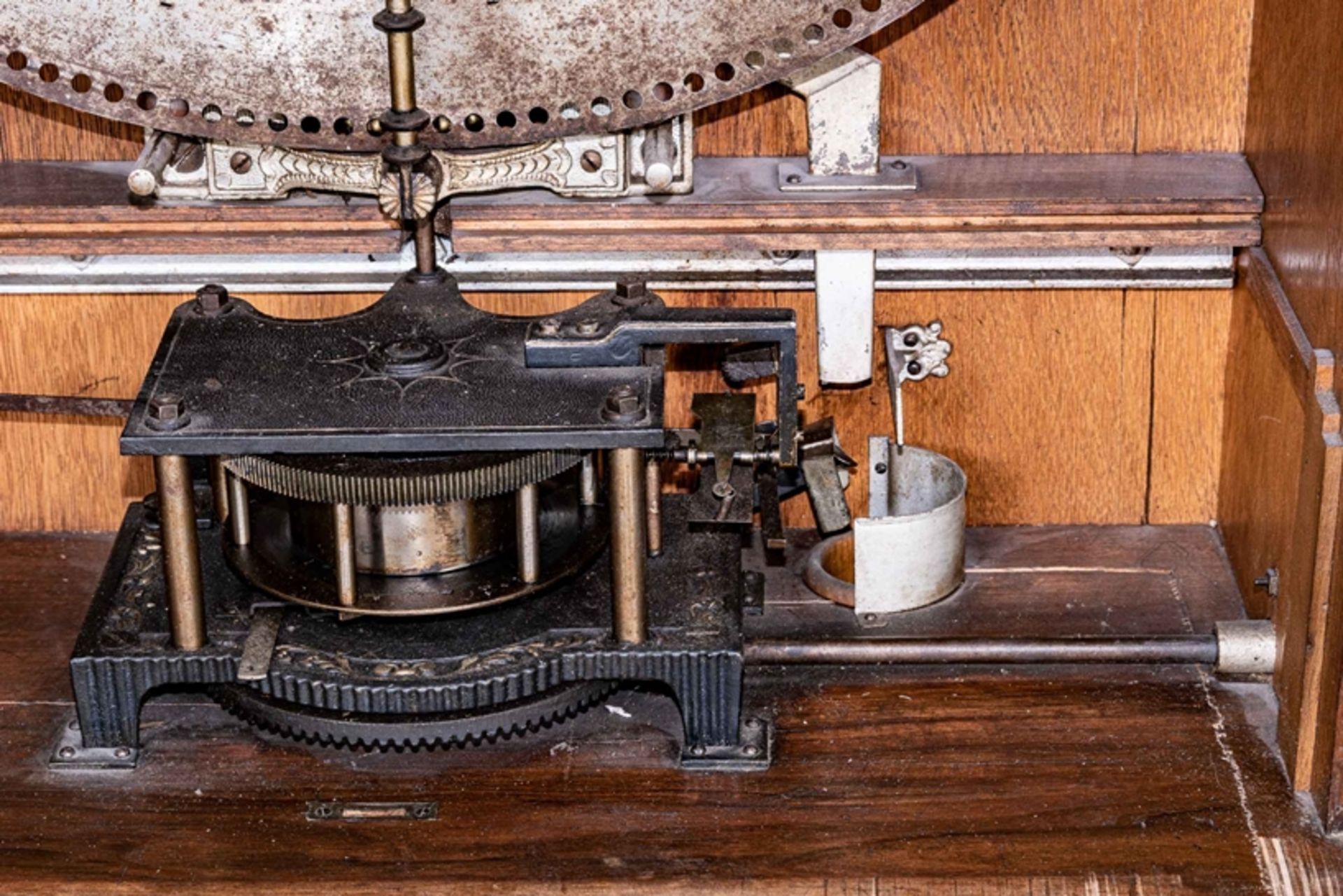 Großes "POLYPHON" der Polyphon Werke, Leipzig um 1900, eintürig verglastes Nussbaumgehäuse mit seit - Image 20 of 35