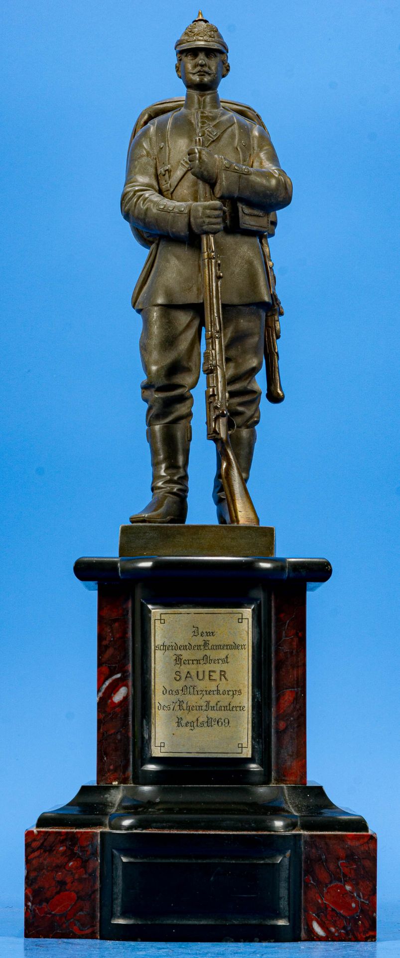 "Stehender Kaiserlicher Soldat" auf mehrfach getrepptem Natursteinsockel. Höhe der Figur ca. 27,5 c - Image 2 of 15
