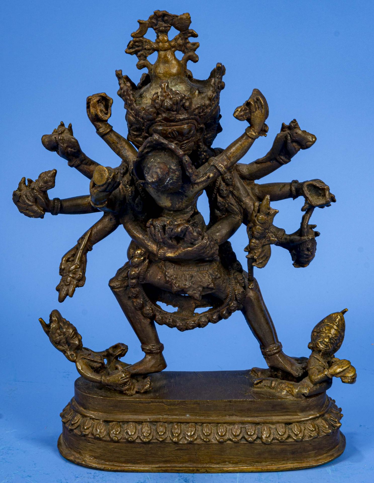 Bronzefigur der Gottheit DURGA PUJA, unbekanntes Alter, Höhe ca. 23 cm.