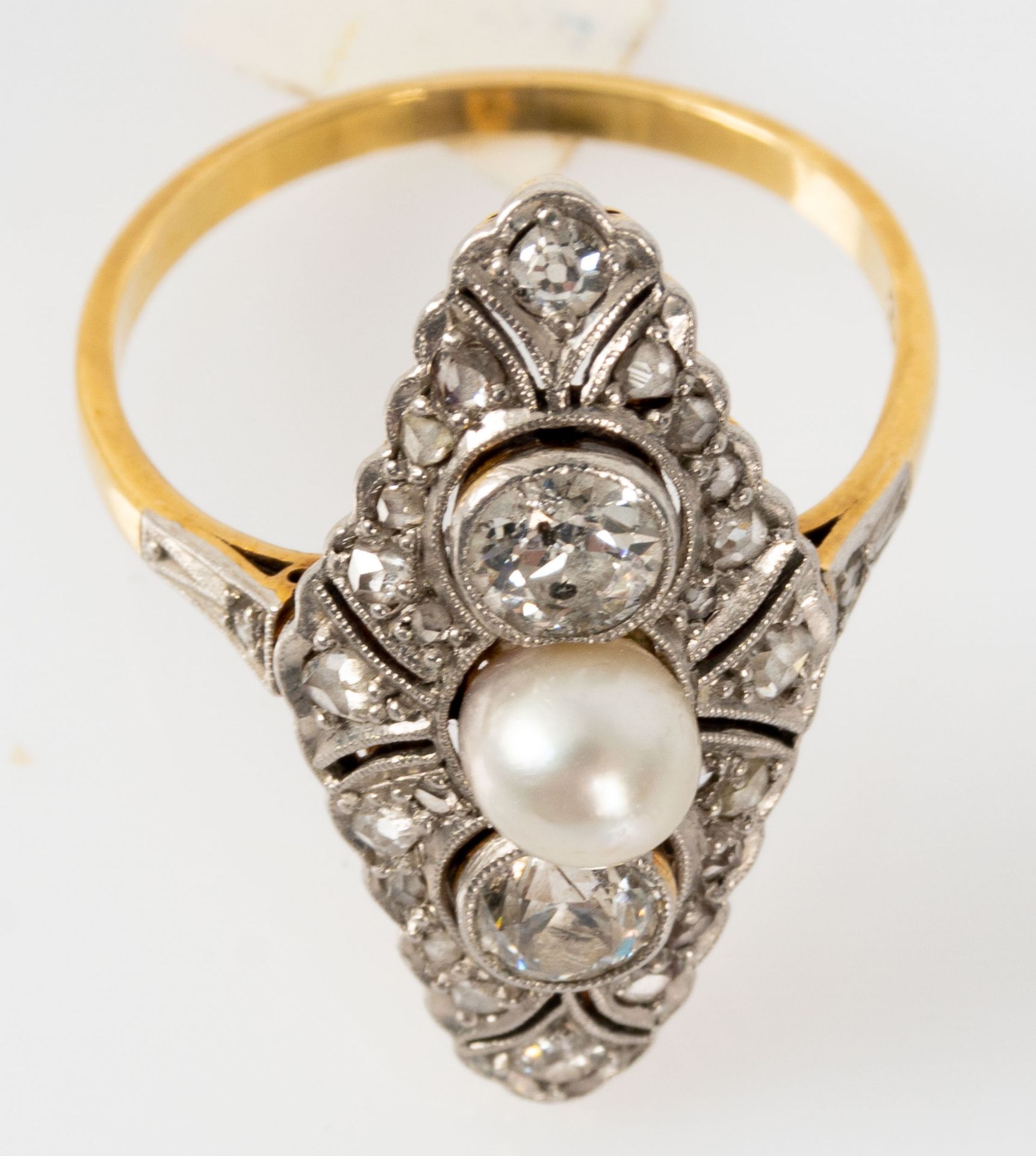 Zeitlos eleganter Art-Deco Schiffchenring, 18 kt, mit Diamanten und lüstrierender hellcreme-farbene - Image 3 of 7