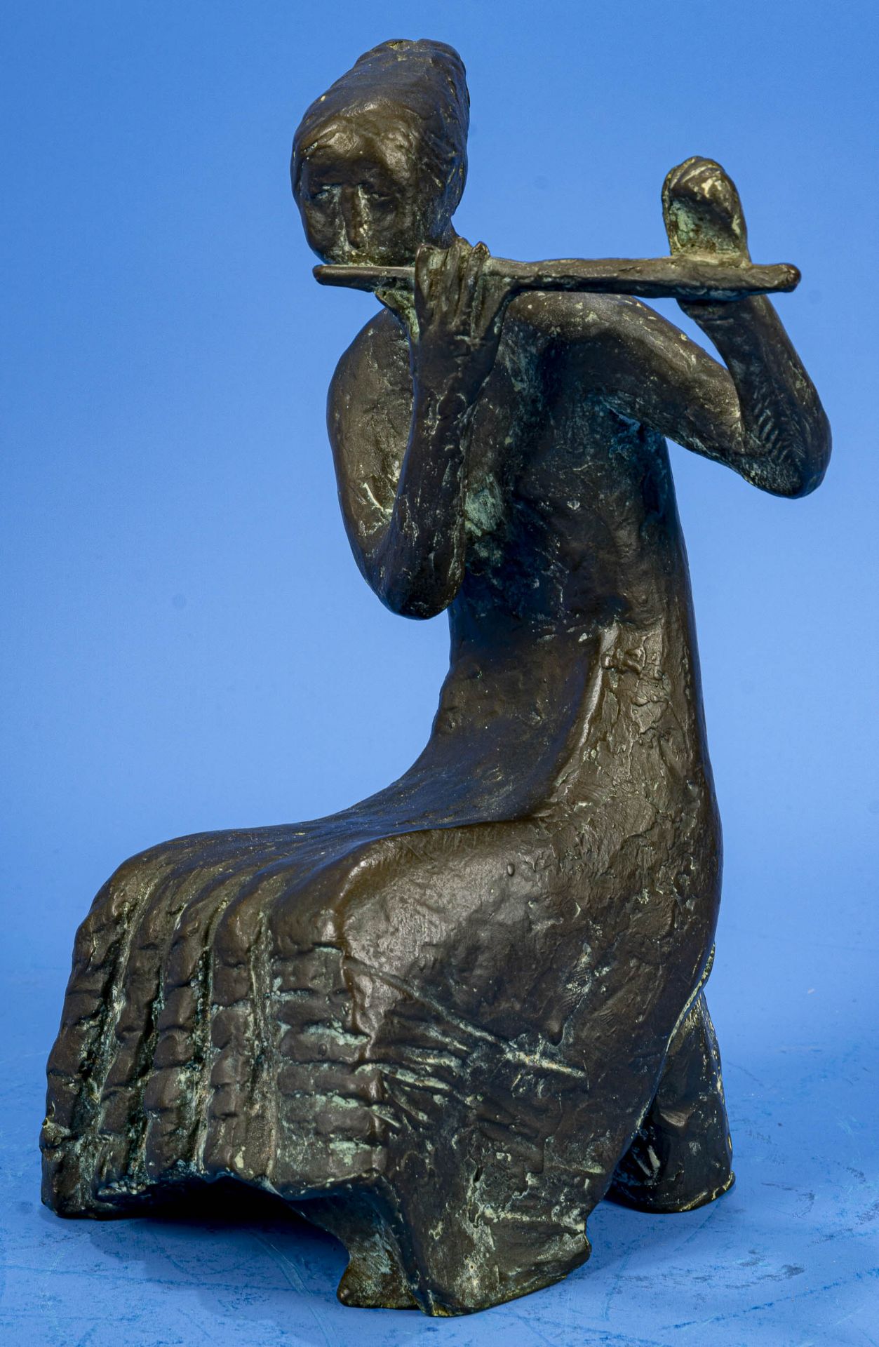 "Querflötistin", Bronze patiniert, Hohlguss, rückseitig monogrammiert "O.S"; Höhe ca. 23 cm, schöne - Image 3 of 9