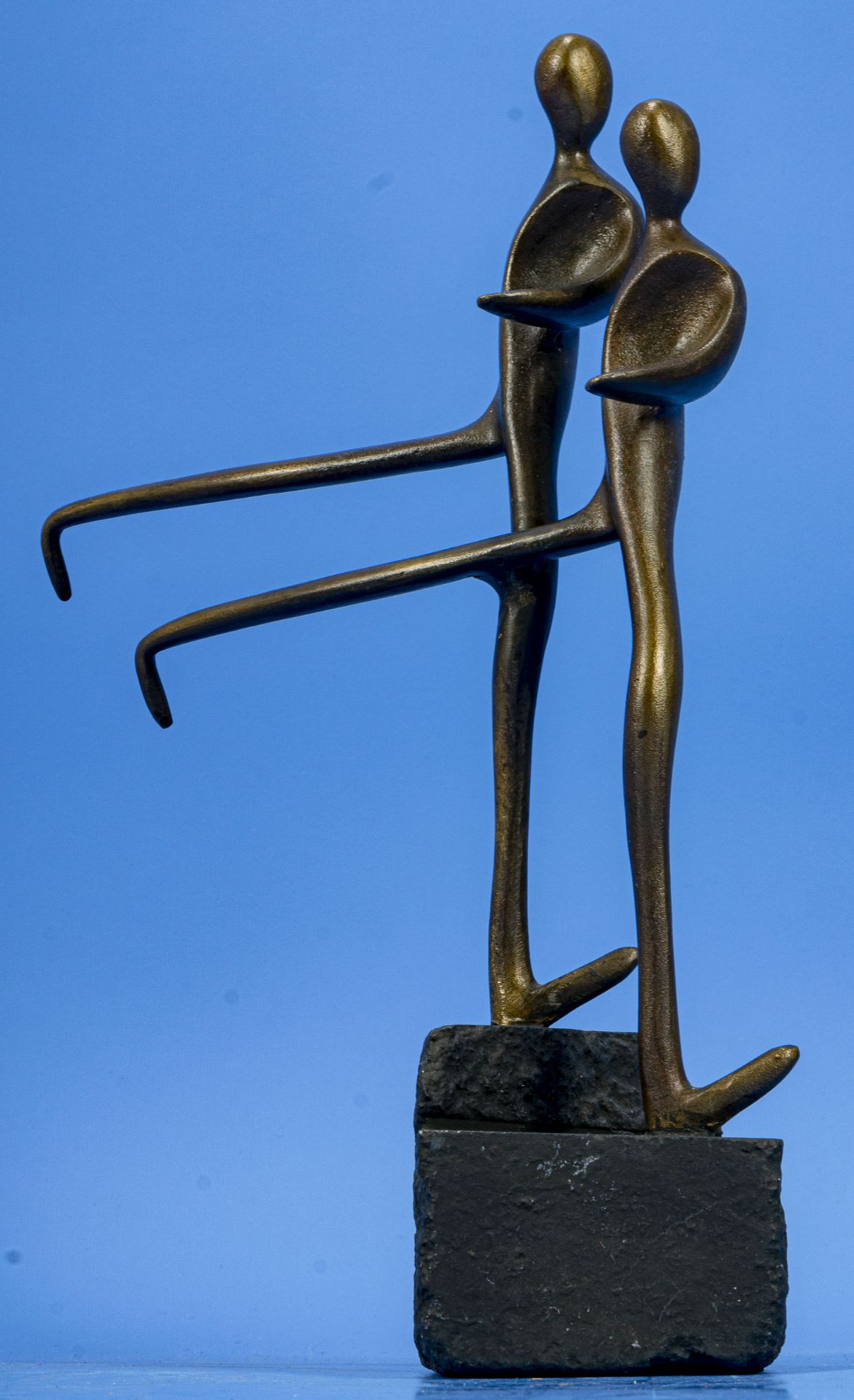 "Paarlauf", auf Sockel montierte, dunkel patinierte Bronzefigurengruppe des hannoverschen Bildhauer - Bild 3 aus 11