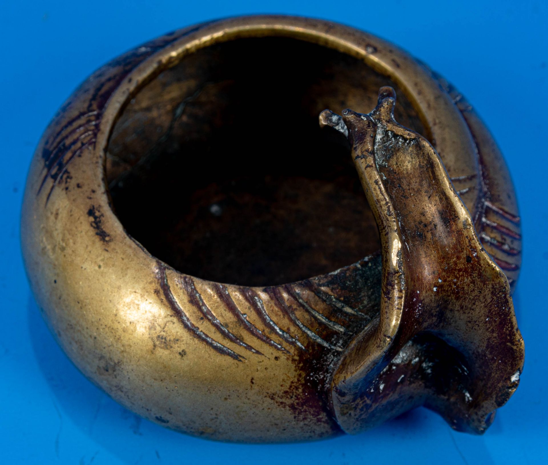 Altes chinesisches Bronze - Weihrauch- Räuchergefäß mit Griff in Form einer Schnecke. Brandriss ca. - Bild 2 aus 10